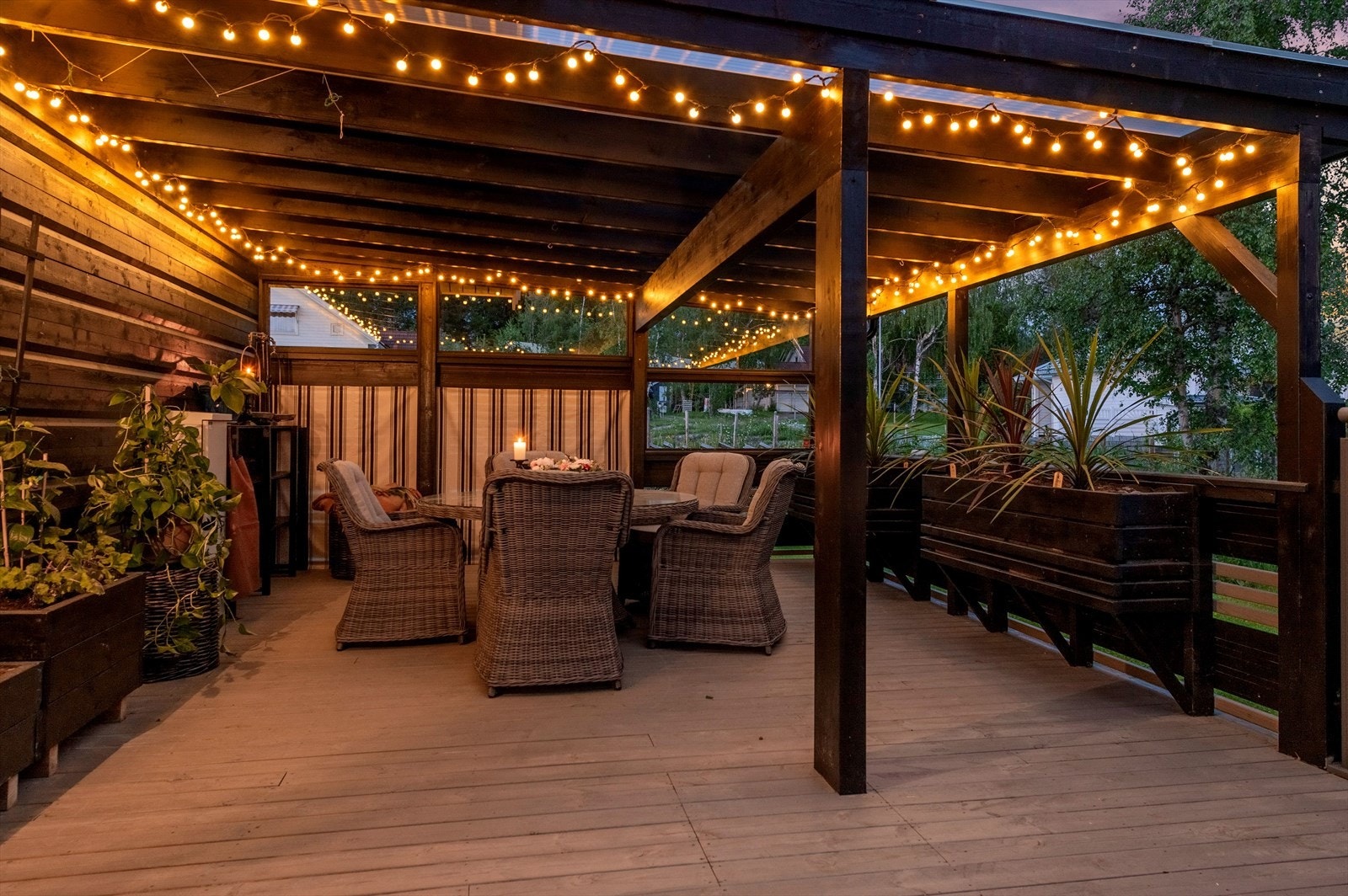 Overbygget uteplass med god plass til møblement Galleribilde