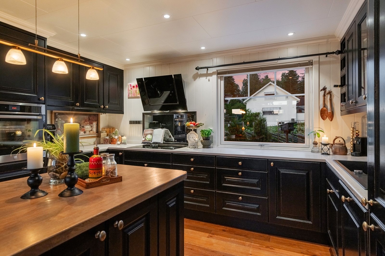 Kjøkkeninnredning med god skap- og benkeplass Galleribilde