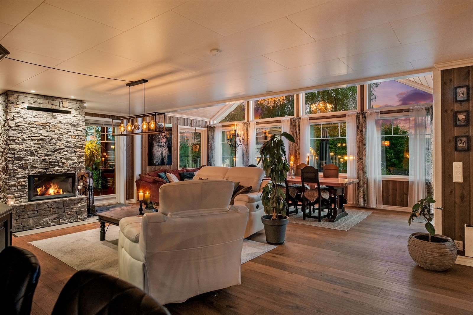 Stor stue med peisinnsats og vinduer fra gulv til tak Galleribilde