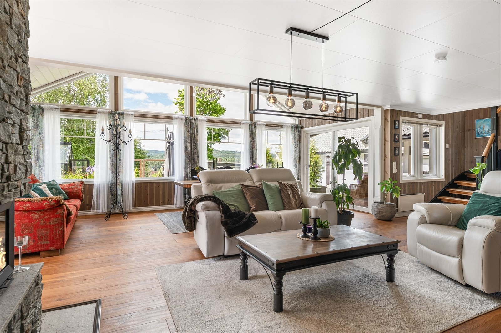 Romslig stue med flere innredningsmuligheter Galleribilde