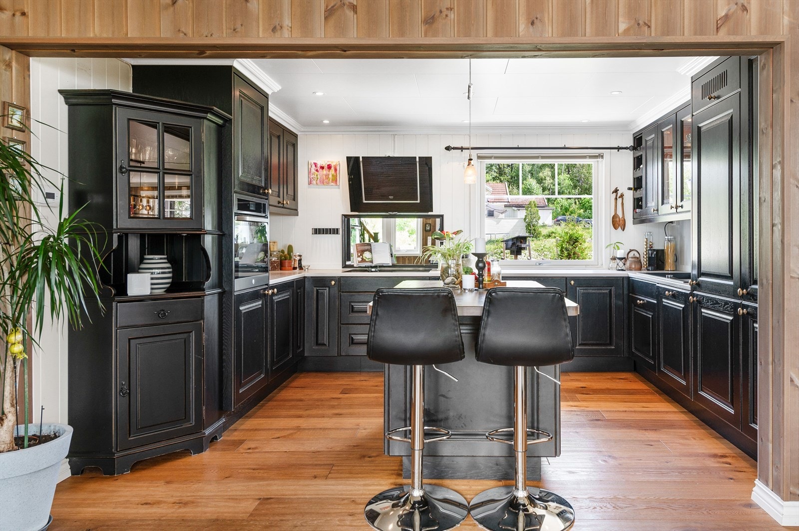 Kjøkken med integrerte hvitevarer og praktisk kjøkkenøy Galleribilde