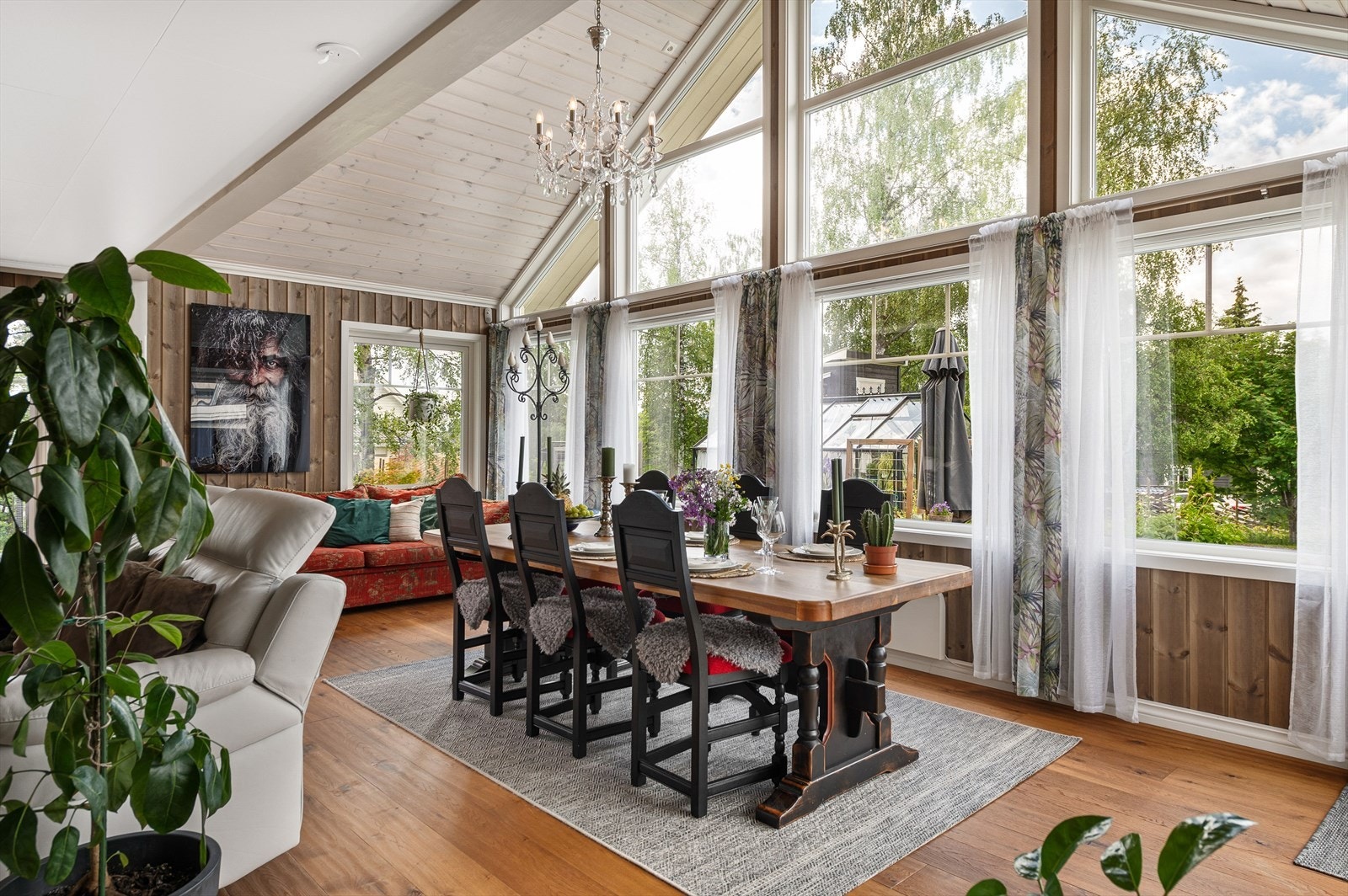 Generøs takhøyde i spisestuen med vinduer fra gulv til tak Galleribilde