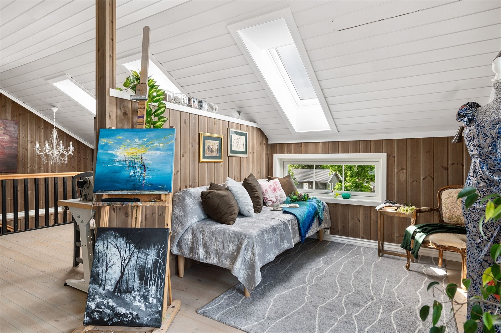 Stuen er delvis adskilt med vegg mot tv-stue/gjesterom Galleribilde