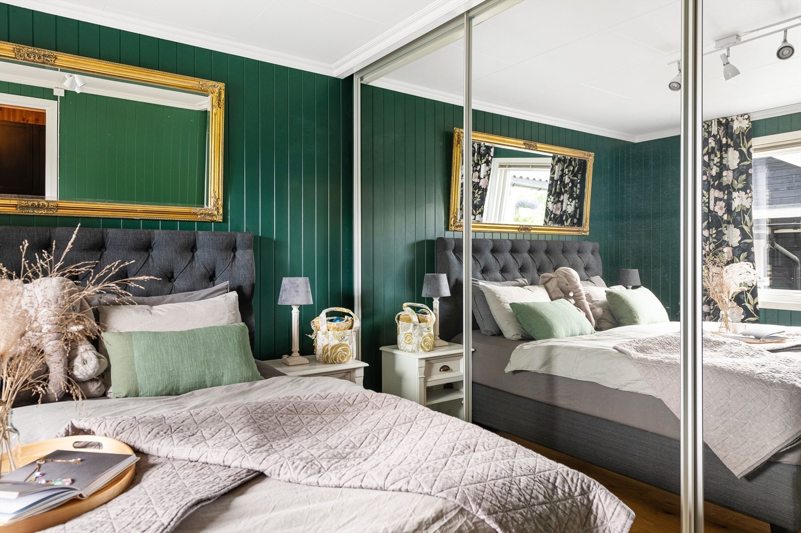 Hovedsoverom med skyvedørsgarderobe Galleribilde