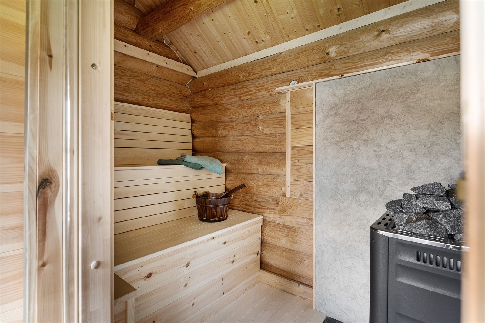 Vedfyrt badstue i badstuehuset i hagen Galleribilde