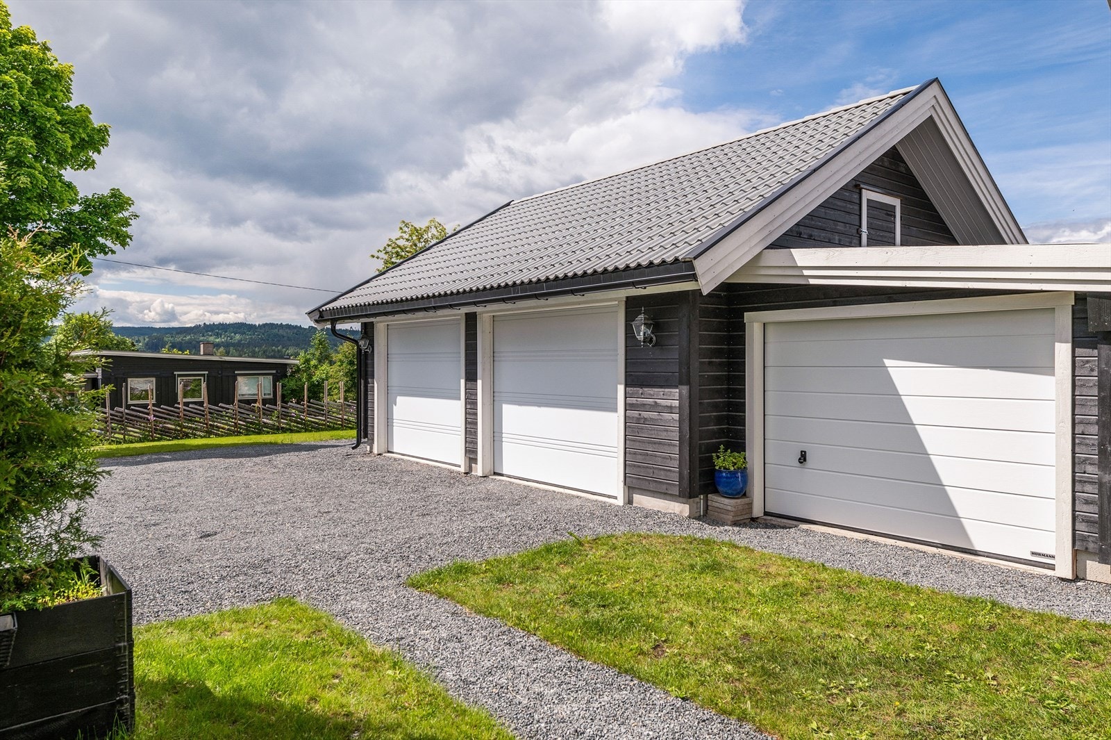 Trippel garasje og biloppstilling på gårdsplass Galleribilde