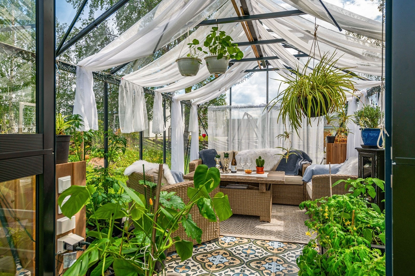 Drivhus med flislagt gulv og elektriske varmekabler Galleribilde