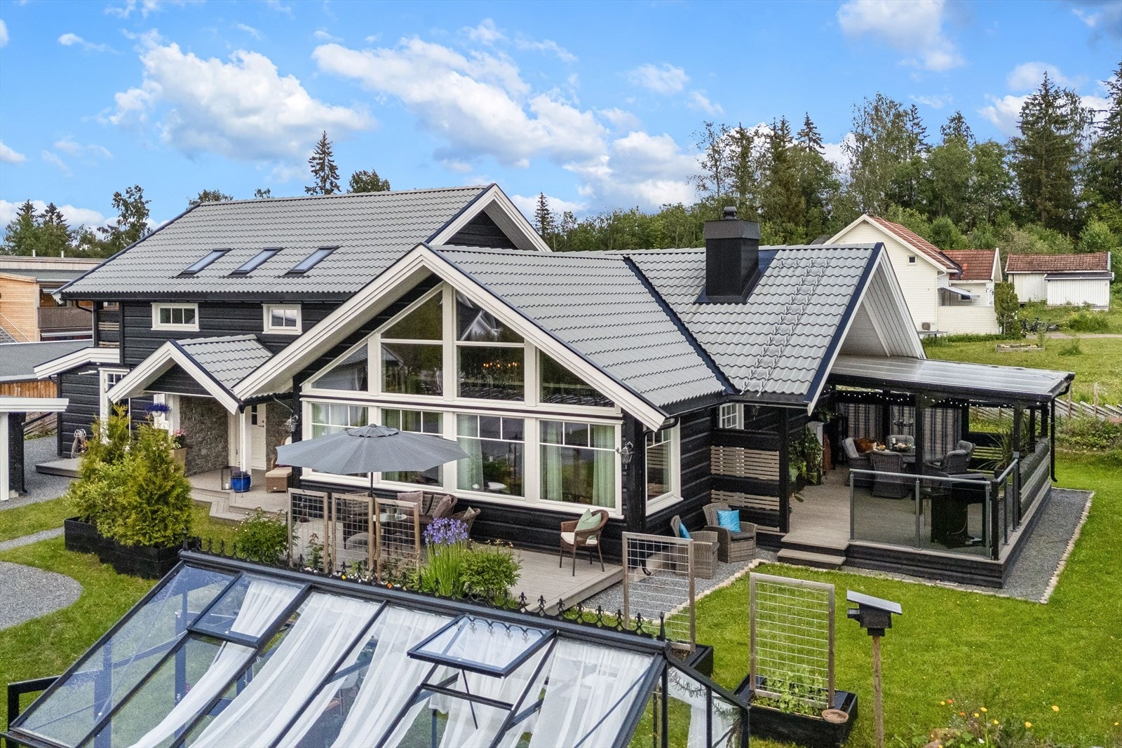 Pent opparbeidet og godt gjennomført eiendom i sin helhet Galleribilde