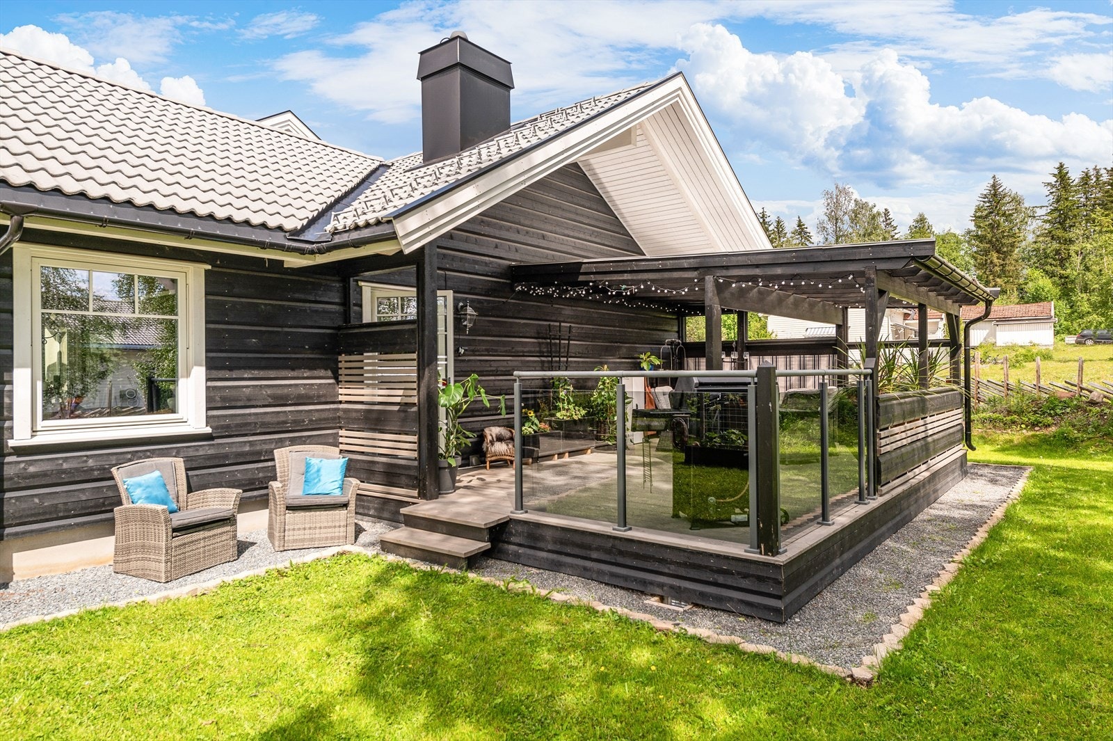 Adkomst til hage fra terrasse med pergola Galleribilde
