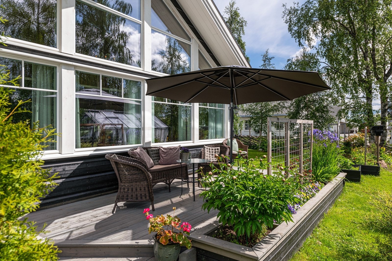 Sitteplasser på flere sider av huset for optimal utnyttelse av solforholdene Galleribilde