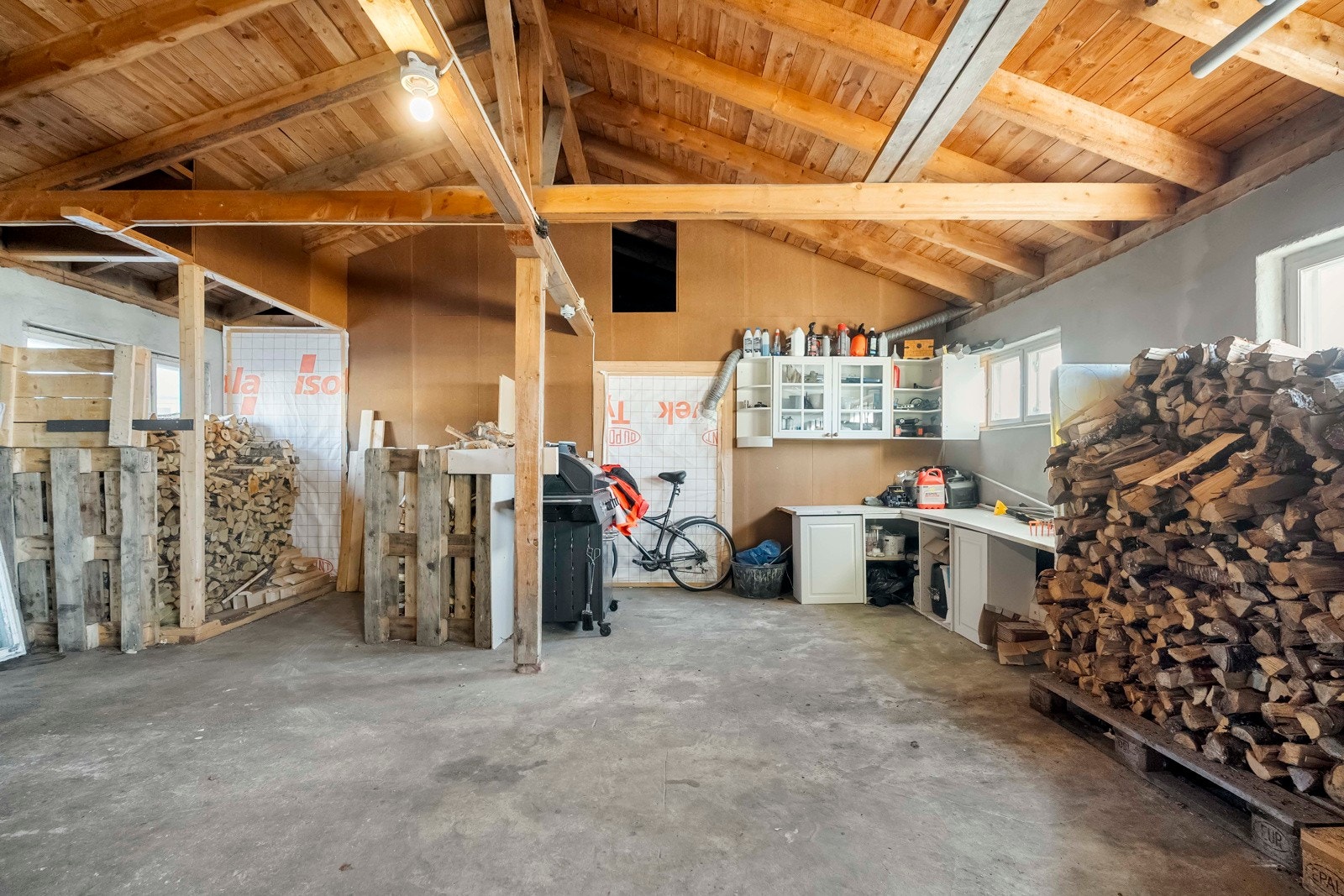 Tilbygg mot vest er innreda som lager og er i dag leid ut Galleribilde