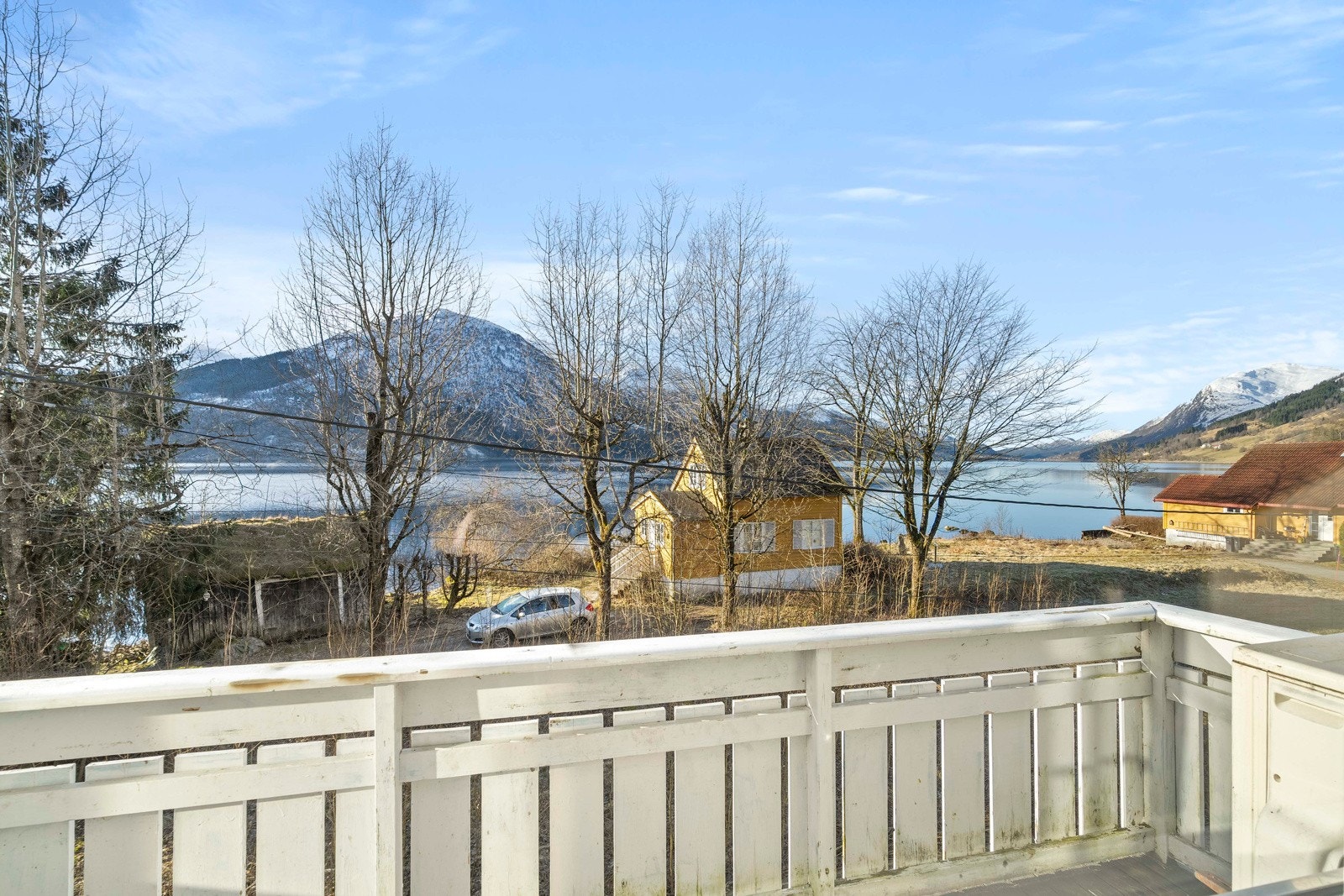 Fra stua på hovedplanet er det adkomst ut til sørvendt balkong med utsikt ned mot Jølstravatnet Galleribilde