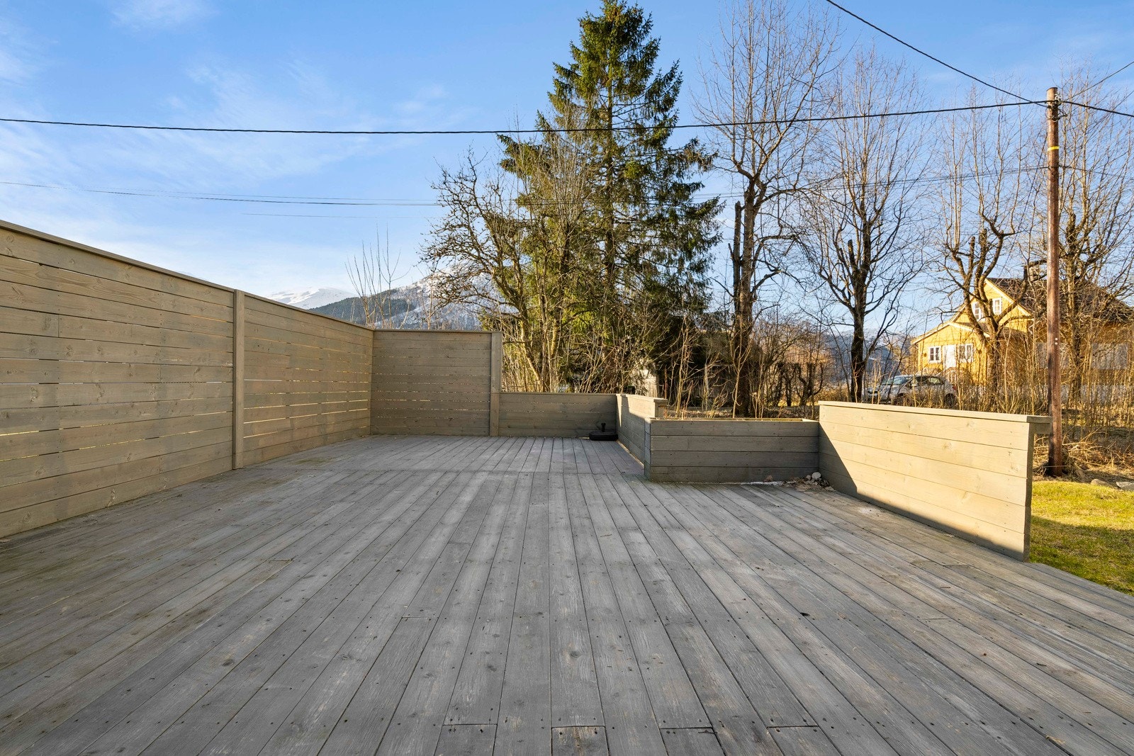 I hagen er det en romslig markterrasse som vender mot sør Galleribilde