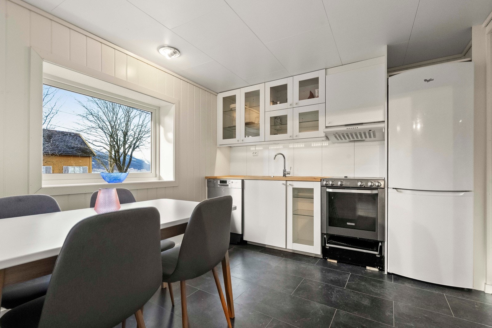 Kjøkken i 2-roms leiligheten Galleribilde