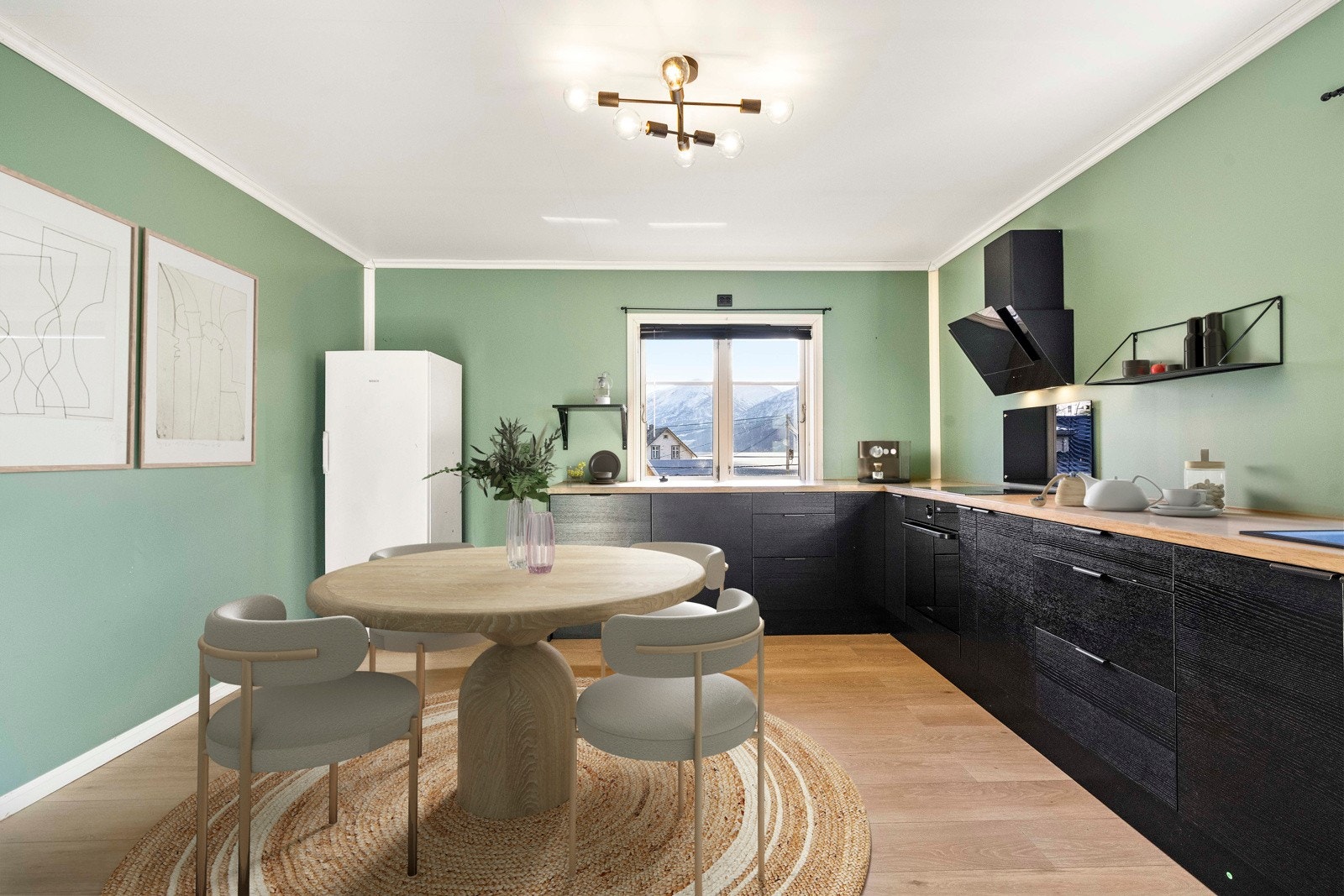 Kjøkkenet ligger i tilknytning til stua og er blitt modernisert med ny innredning i seinere tid Galleribilde