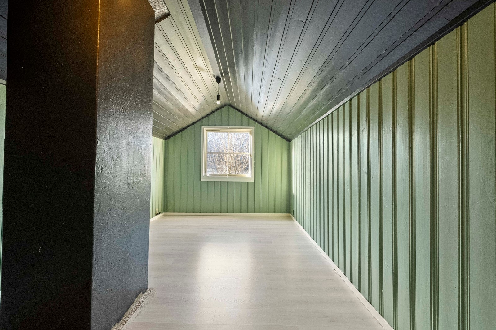 Loftet er innreda med disponibelt rom Galleribilde