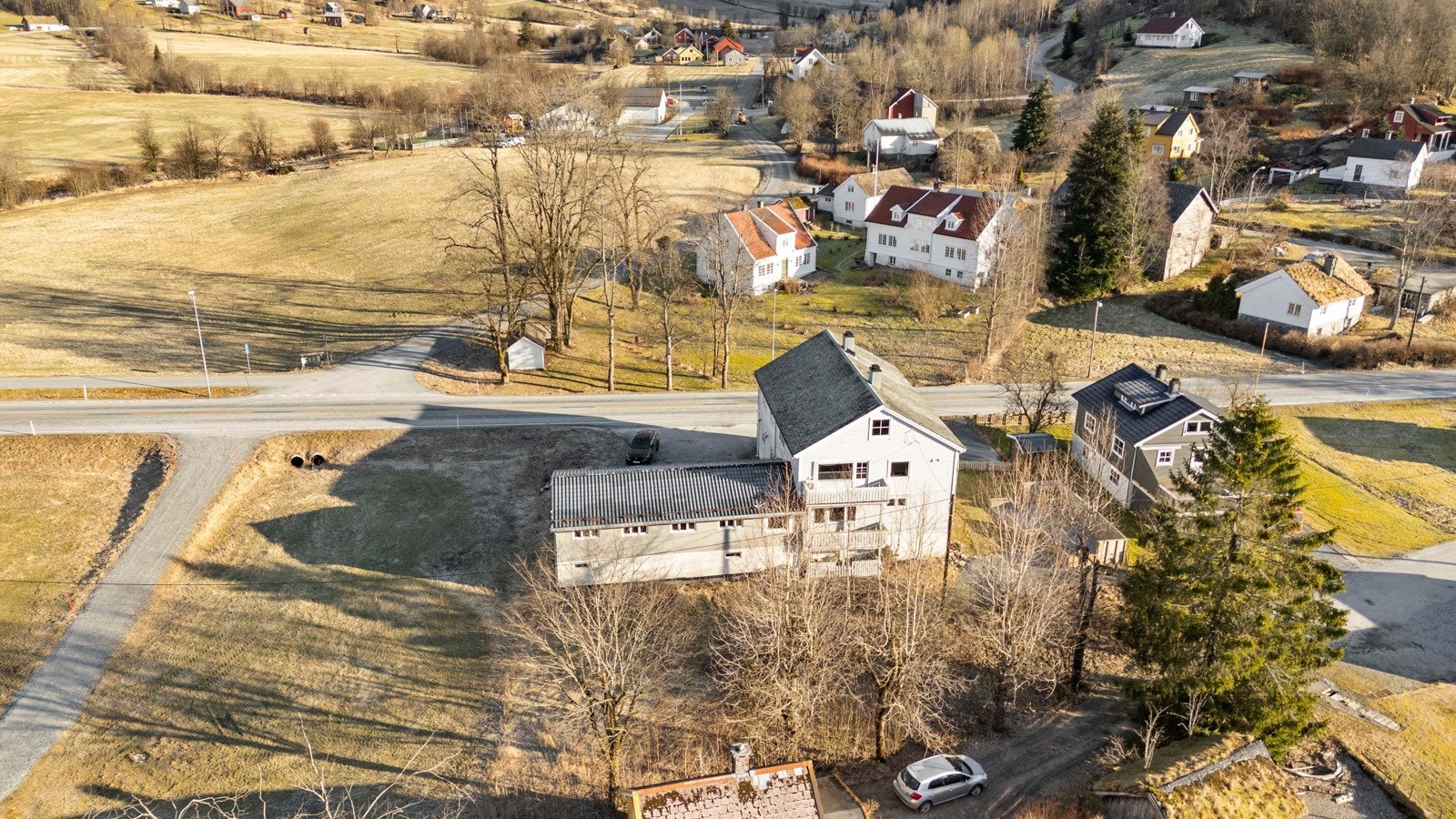 Eiendommen består av boligdel og næringsareal/lager Galleribilde