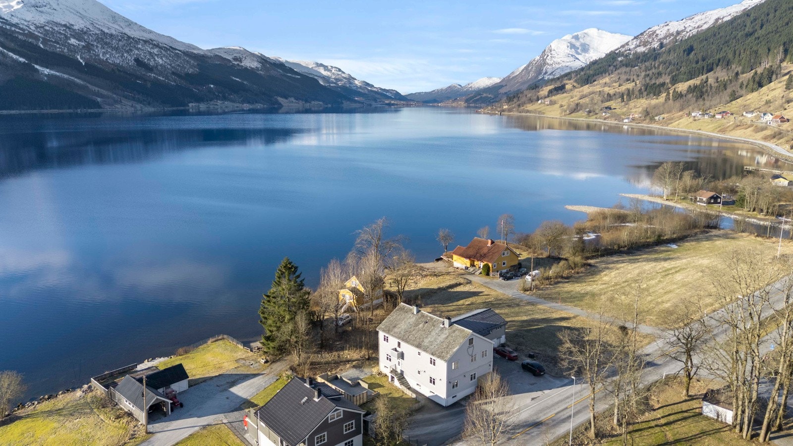 Eiendommen ligger fint til på Ålhus, ca. 8km fra Vassenden Galleribilde