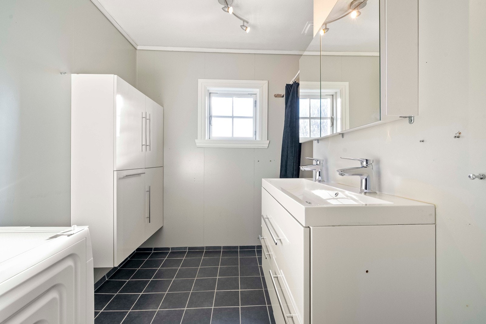 Bad på hovedplan med flislagt gulv med varmekabler Galleribilde