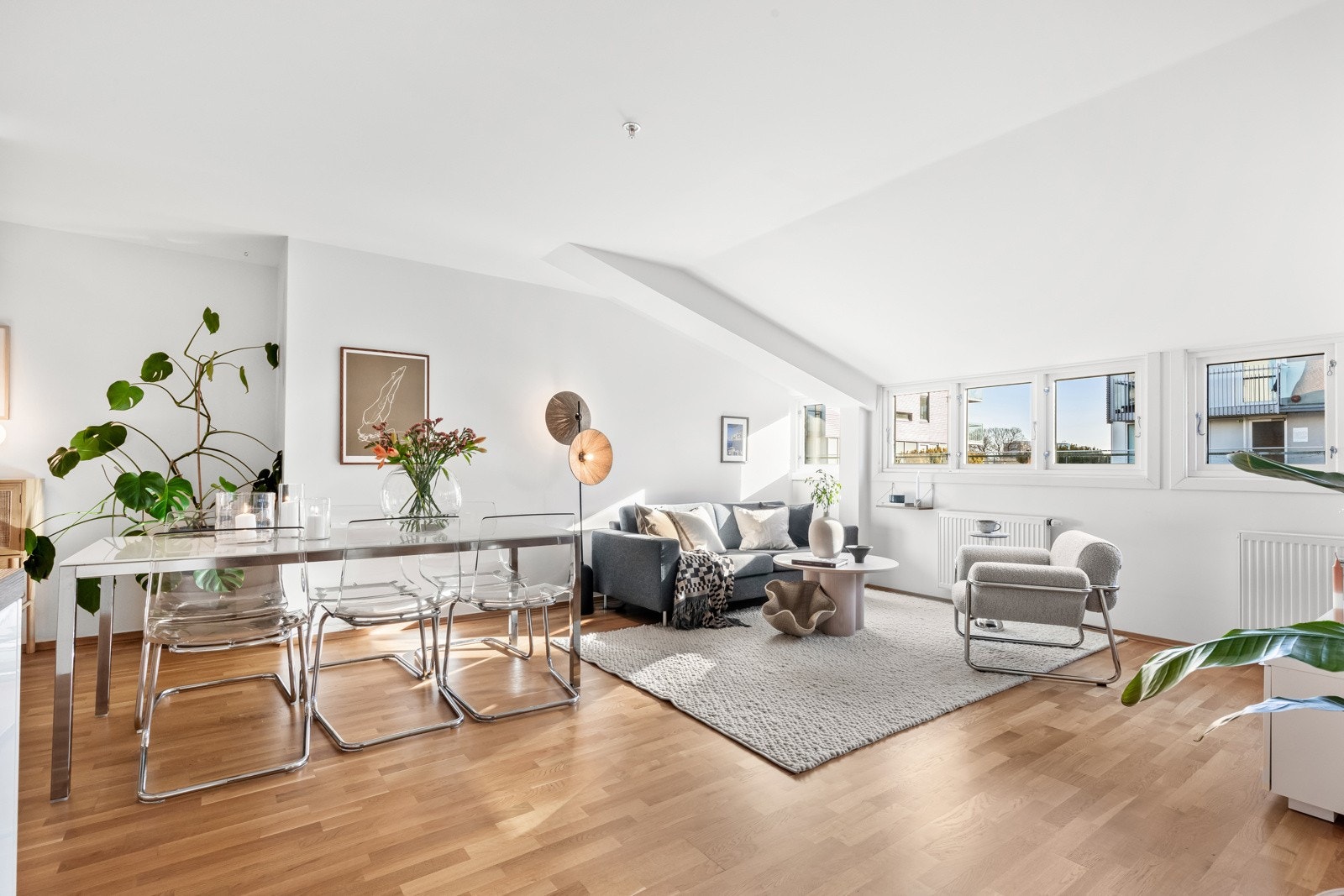 Lys og romslig stue med plass til flere soner Galleribilde