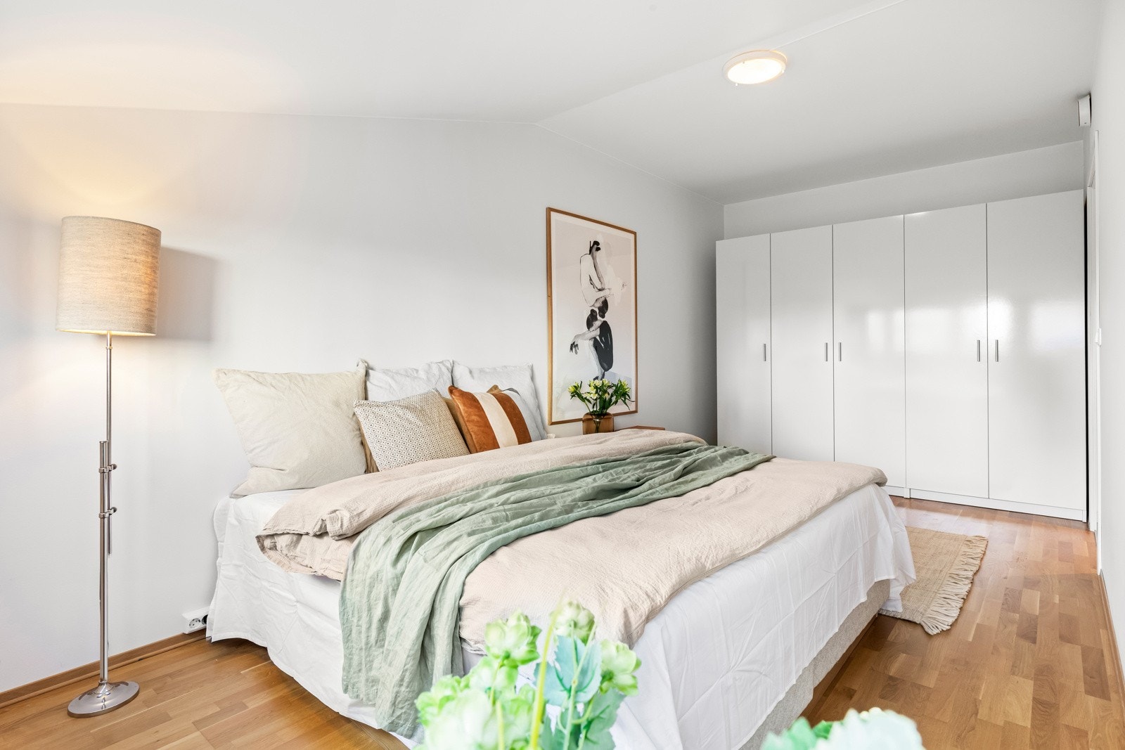 Godt med oppbevaringsplass til klær i garderobeskap Galleribilde