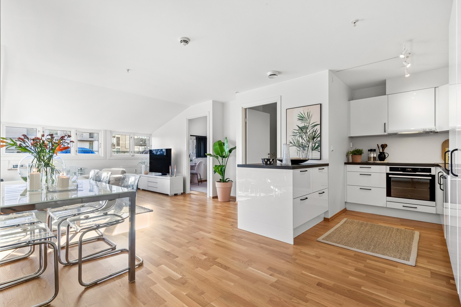 Fra stuen har du videre tilkomst til leilighetens to soverom Galleribilde