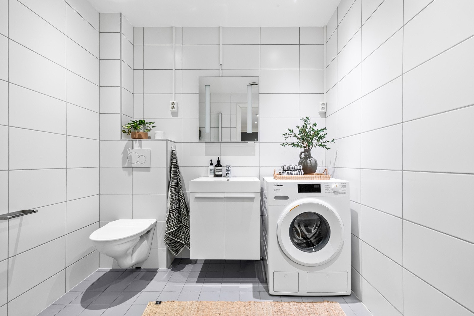 Hvit utførelse, downlights i himling og varmekabler i gulv gjør dette til et flott rom å starte dagen i Galleribilde