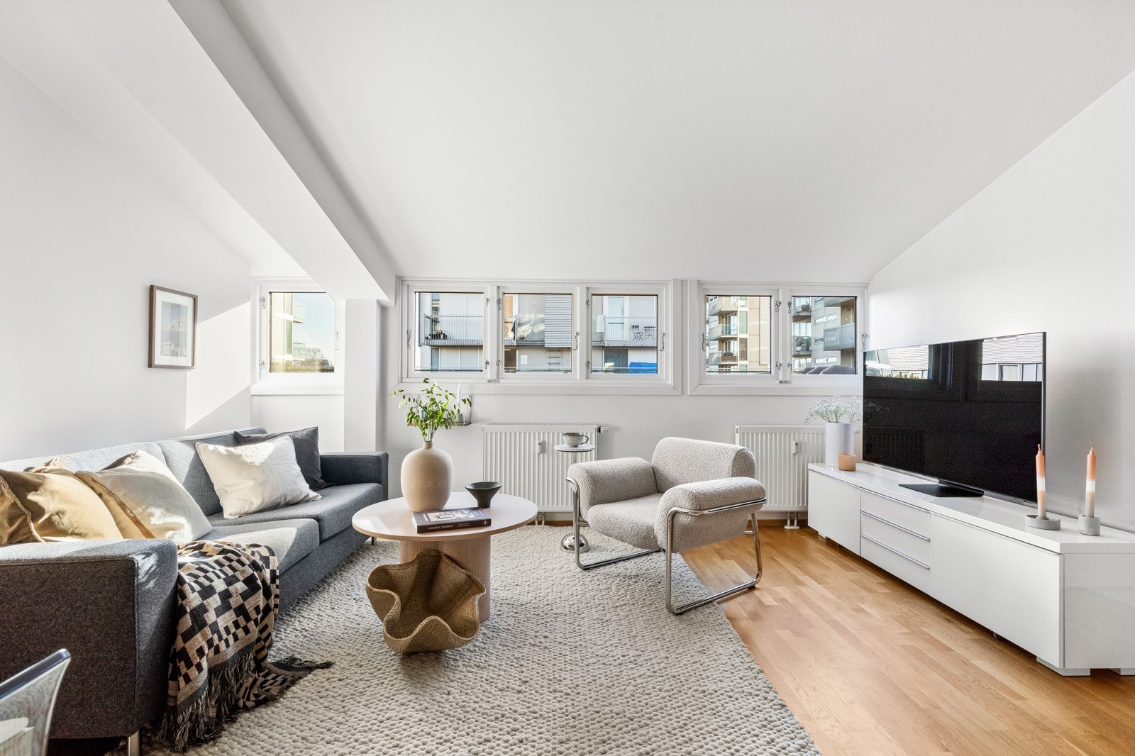 Boligen byr på en særdeles lys og innbydende stue med lyse fargevalg og godt med naturlig lys Galleribilde