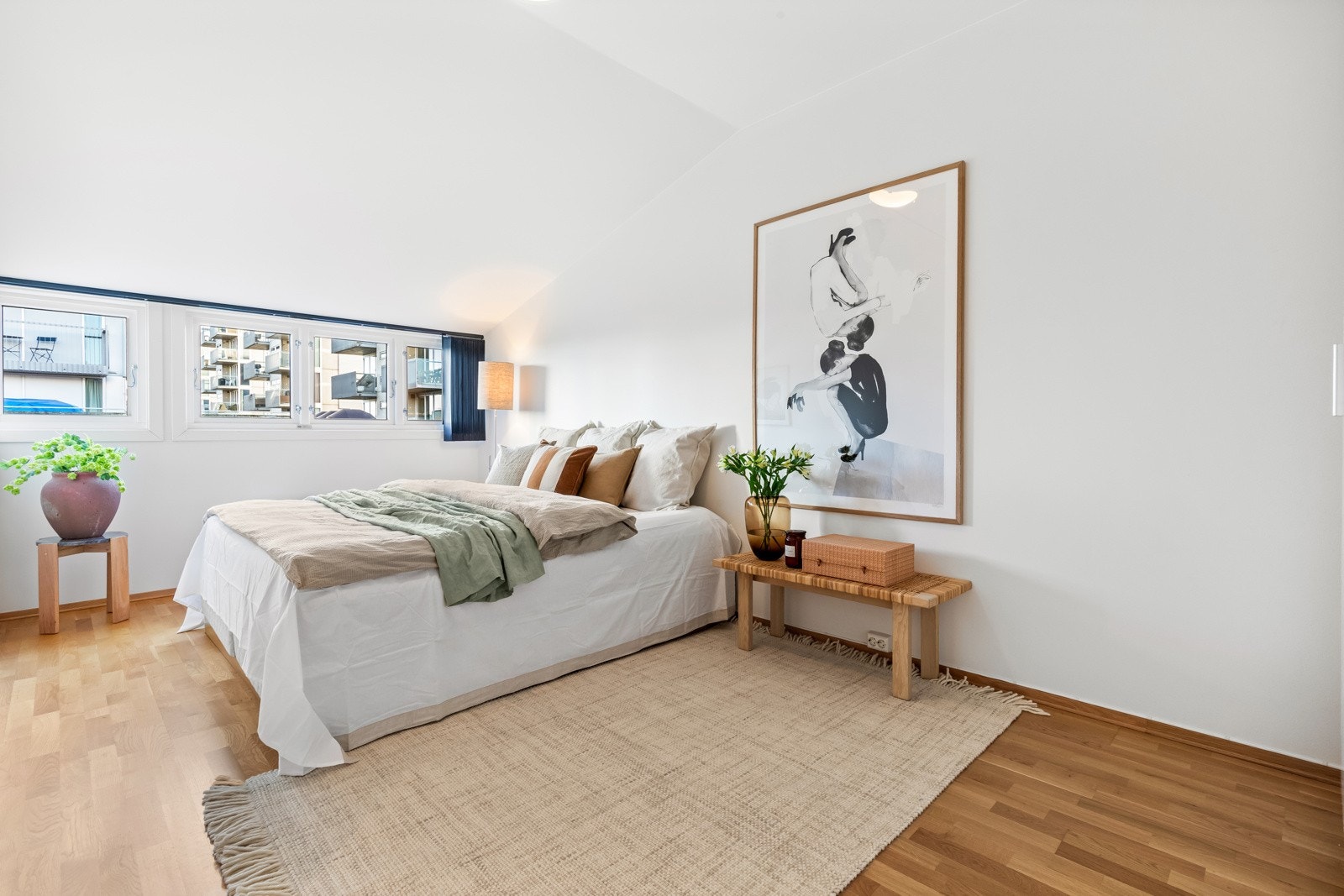 Hovedsoverommet er av god størrelse med plass til dobbeltseng, garderobeløsning og møblement etter ønske Galleribilde