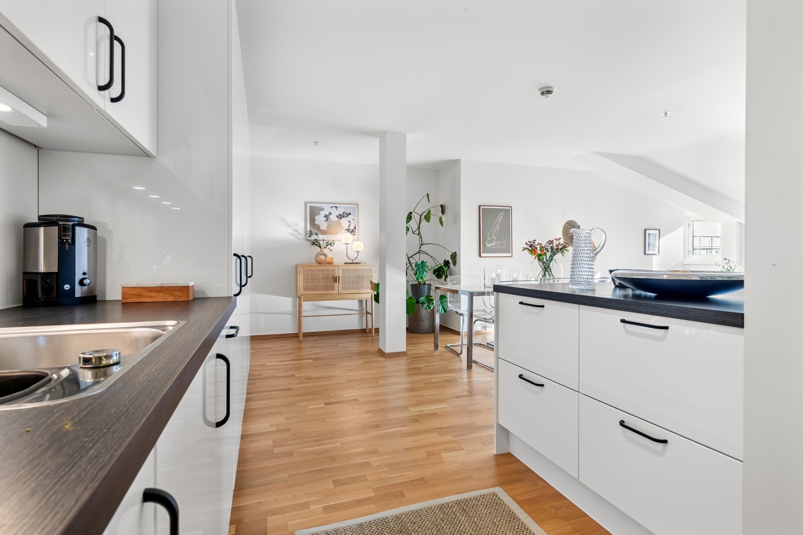 Integrerte hvitevarer som kjøleskap fra Bosch, fryserskap og oppvaskmaskin fra AEG samt stekeovn og platetopp fra Electrolux Galleribilde