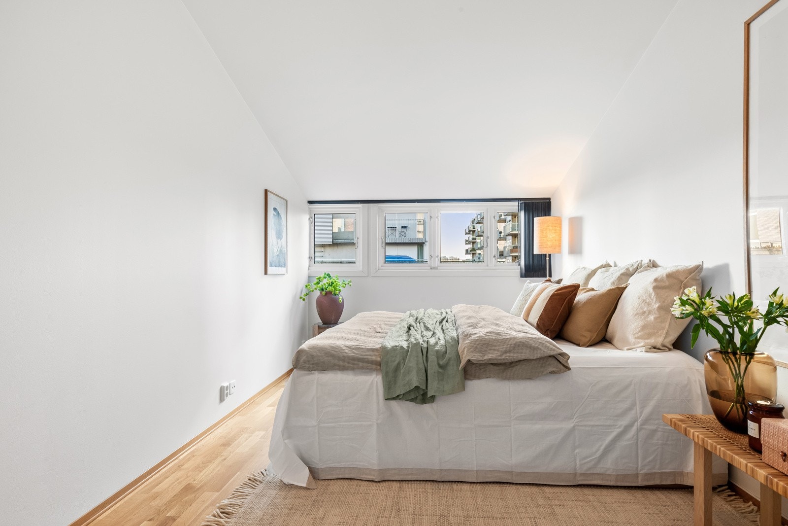 Også her er leilighetens moderne standard og lyse farger gjenntatt Galleribilde