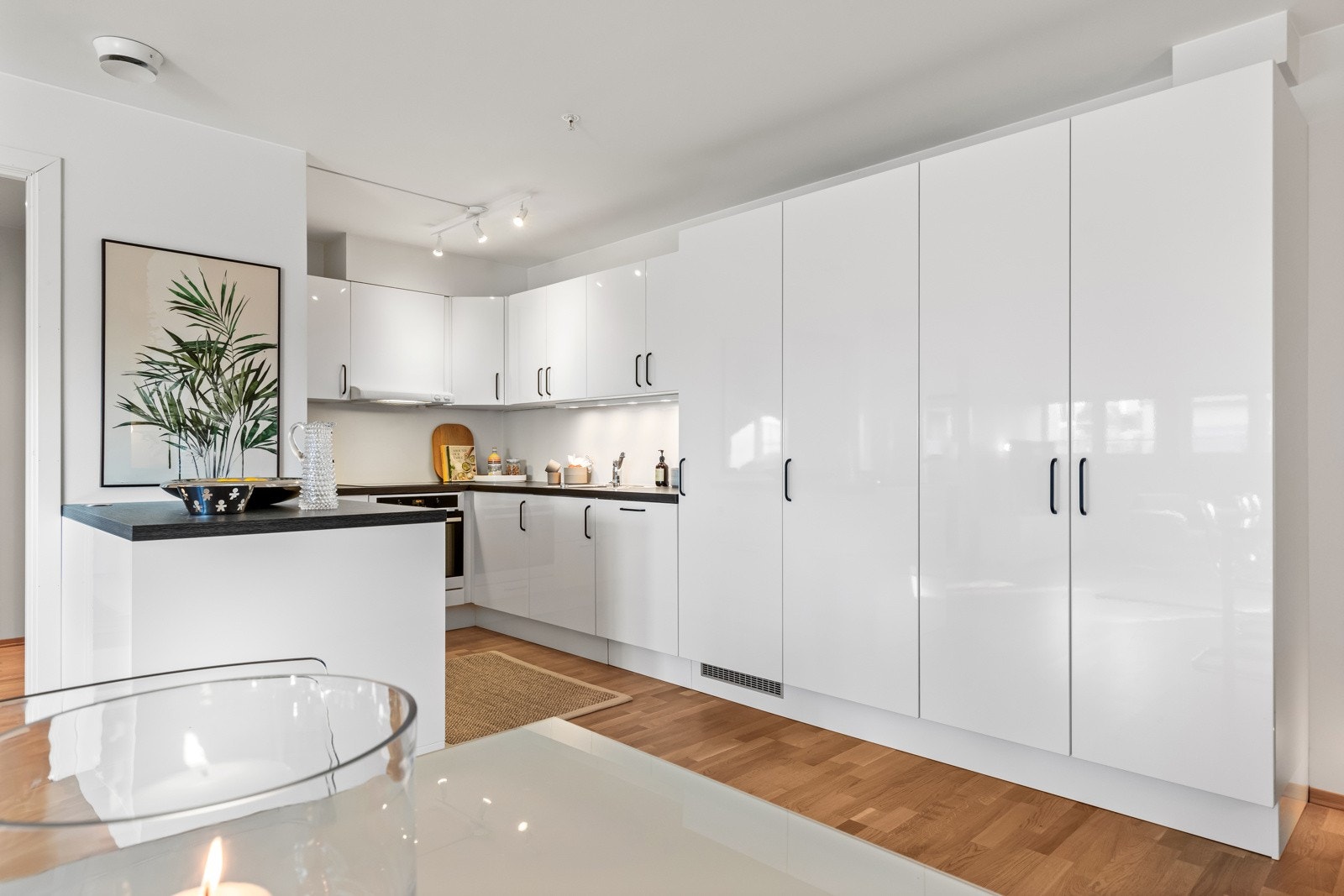 Oppgradert i 2018 med flott kjøkkenøy, samt montert hel kjøl- og frys med to helskap for oppbevaring Galleribilde