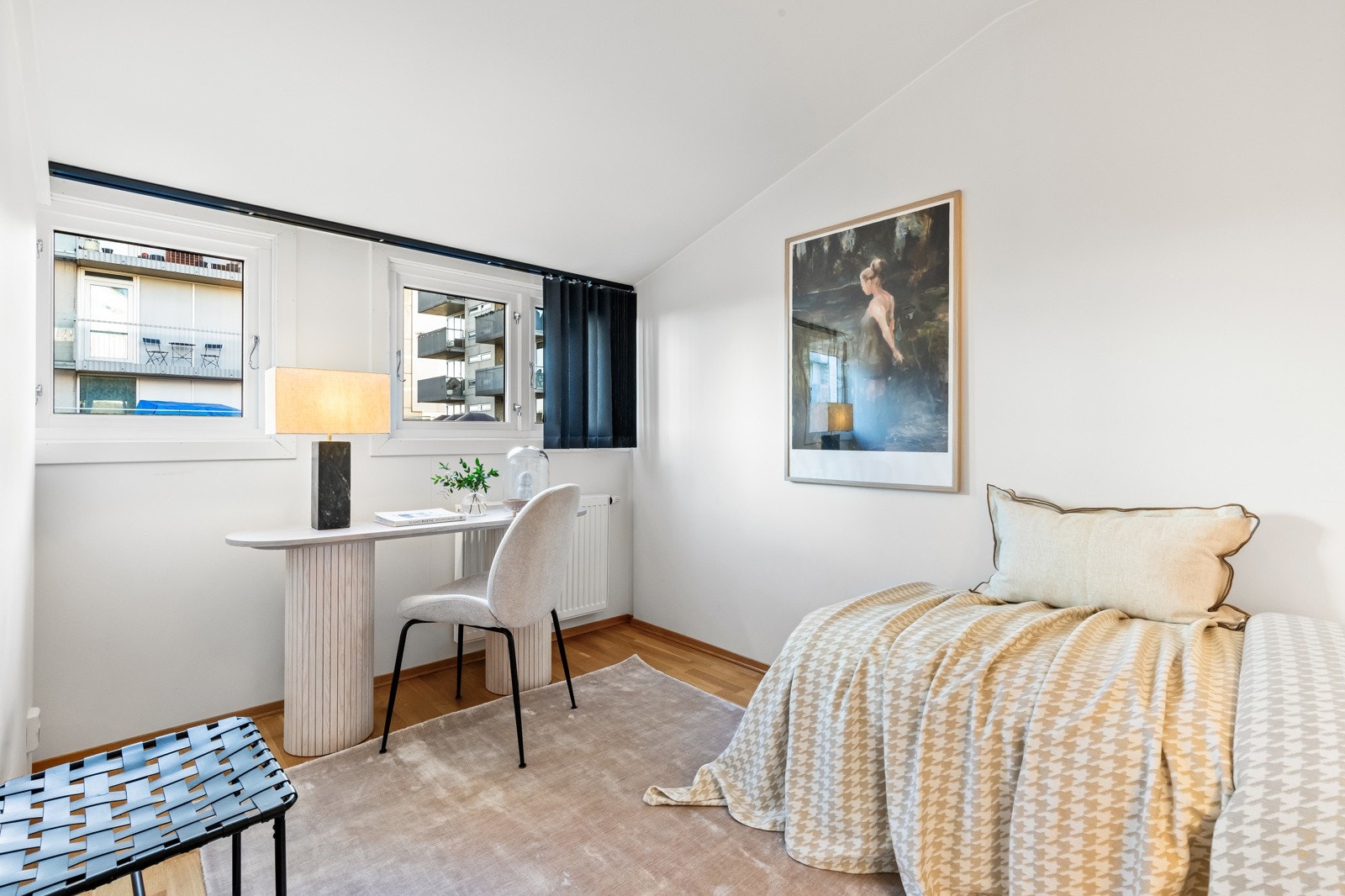 Soverom nummer to er også av god størrelse med plass til seng Galleribilde