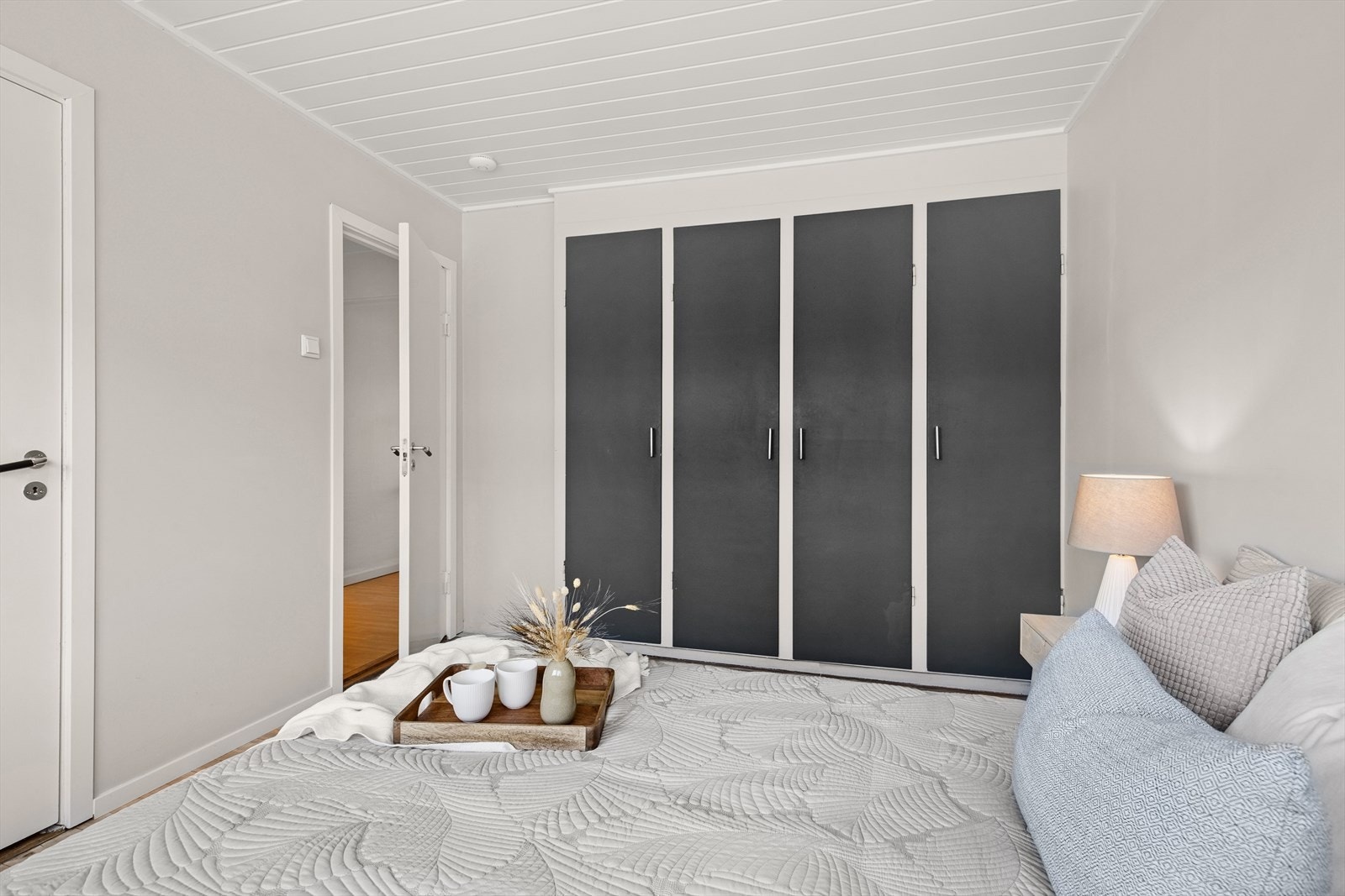 Soverommet har godt med skapplass. Galleribilde