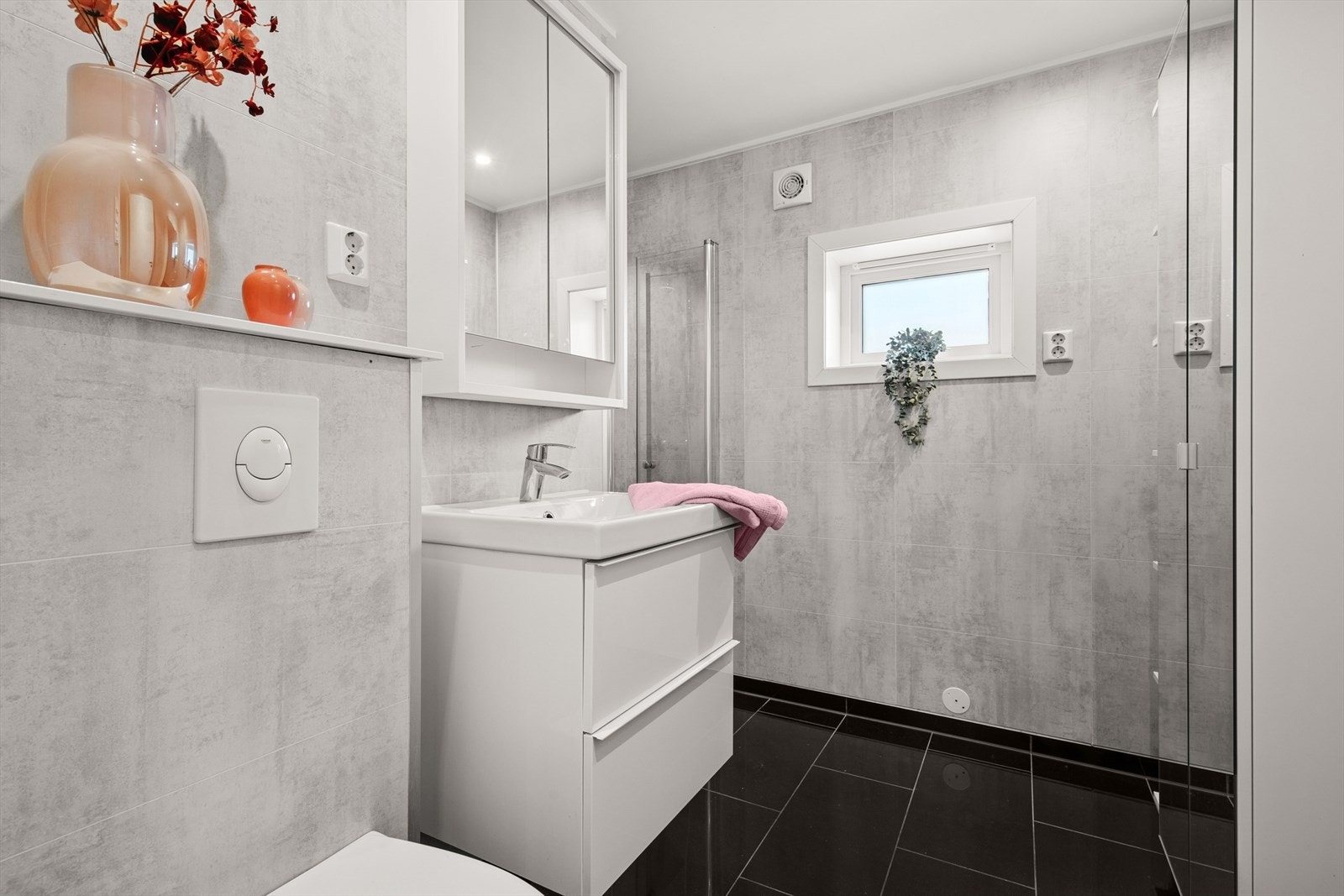 Stilrent baderom med fliser på gulv og baderomsplater på veggene. Galleribilde