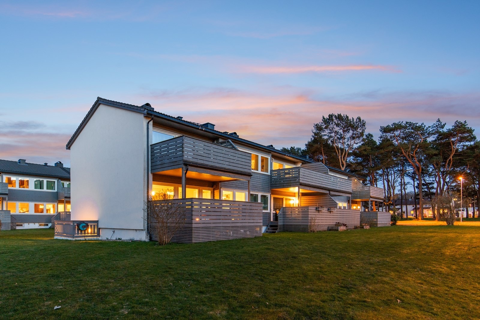 Flott opparbeidet tomt med grøntareal like utenfor leiligheten. Galleribilde