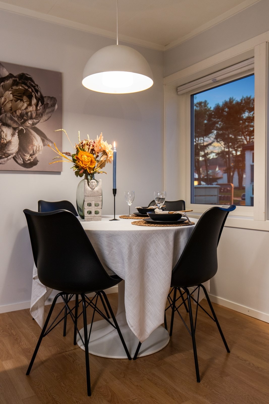 Kjøkkenet har god plass til egen spisegruppe. Galleribilde