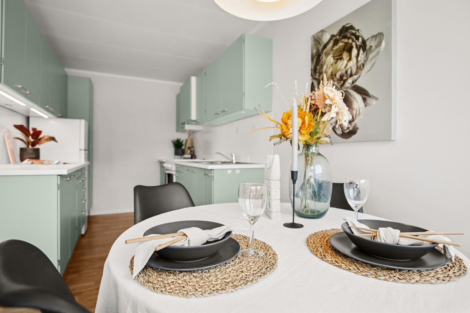 Innredning med slette fronter og benkeplate i laminat utførelse som er malt i en kul farge som gir liv til rommet Galleribilde