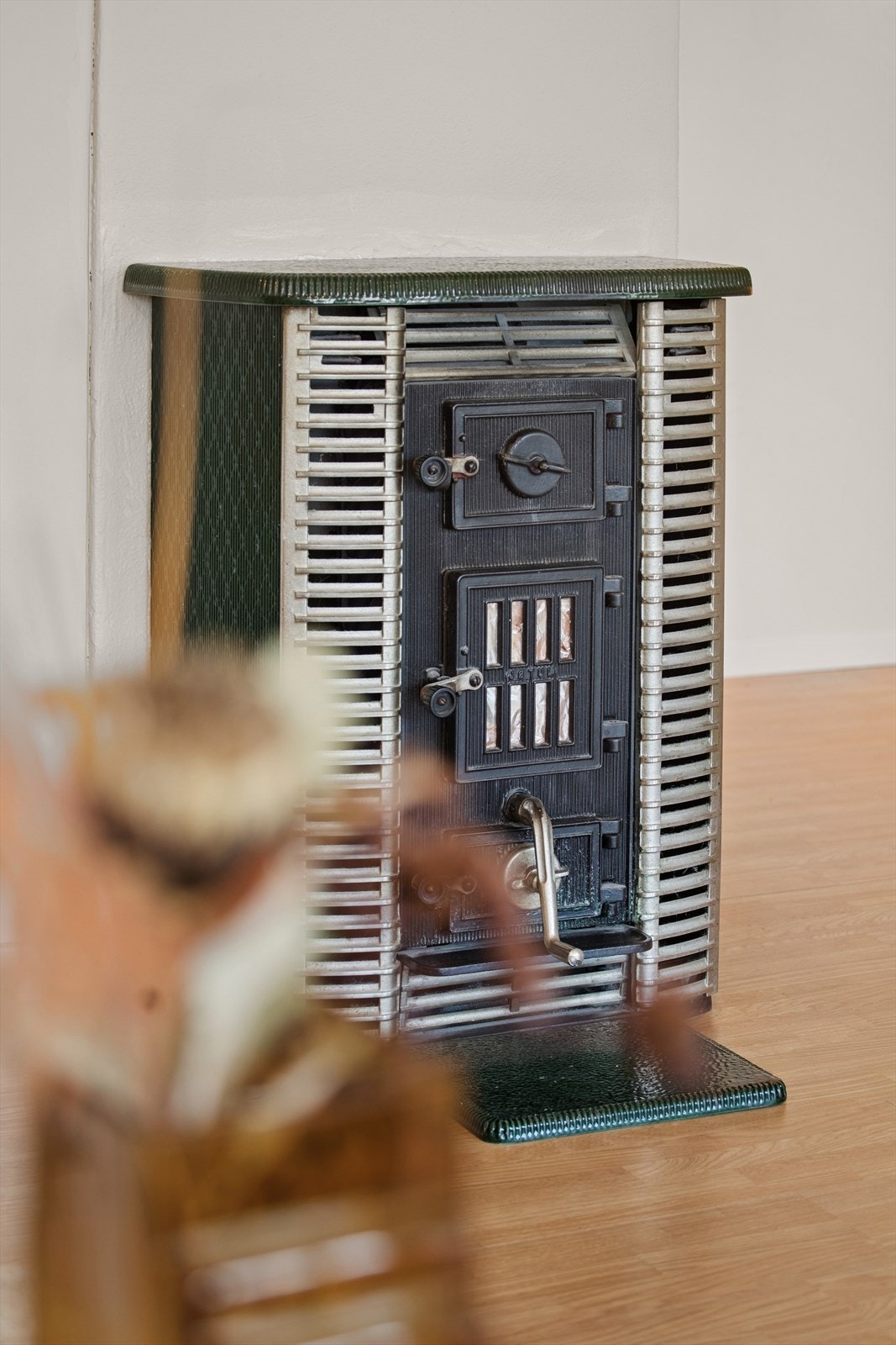 Koselig peis i stuen til kalde vinterdager. Galleribilde