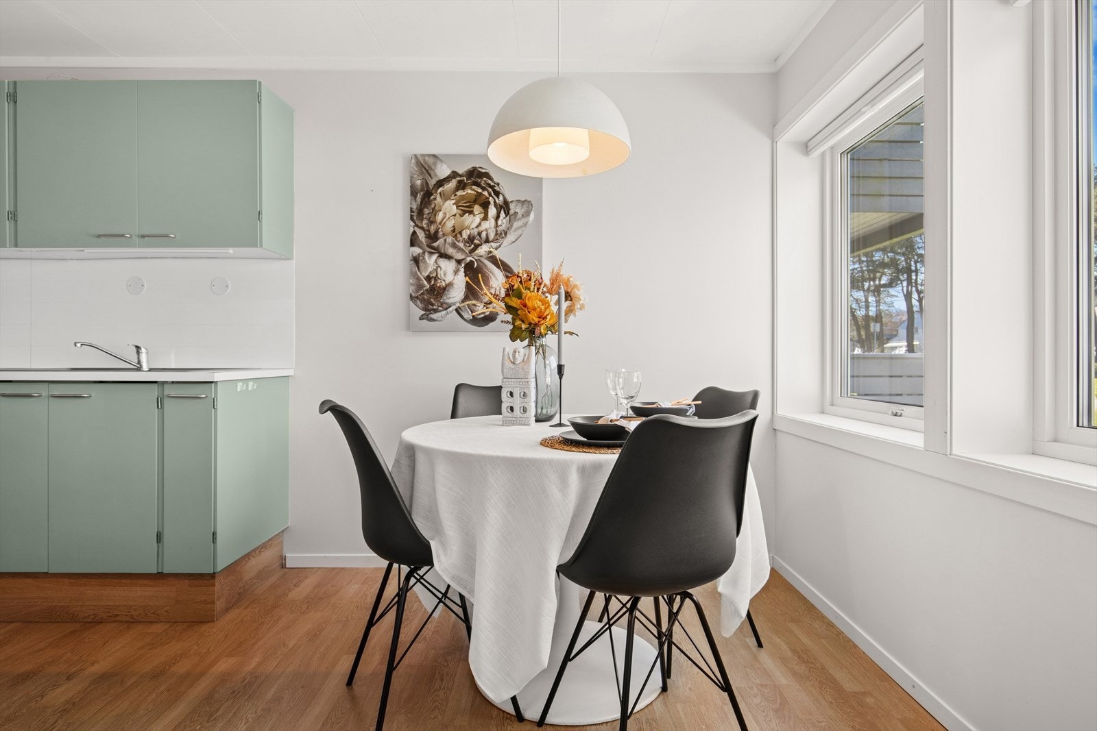 Her er det god plass til en sittegruppe som rommer flere Galleribilde