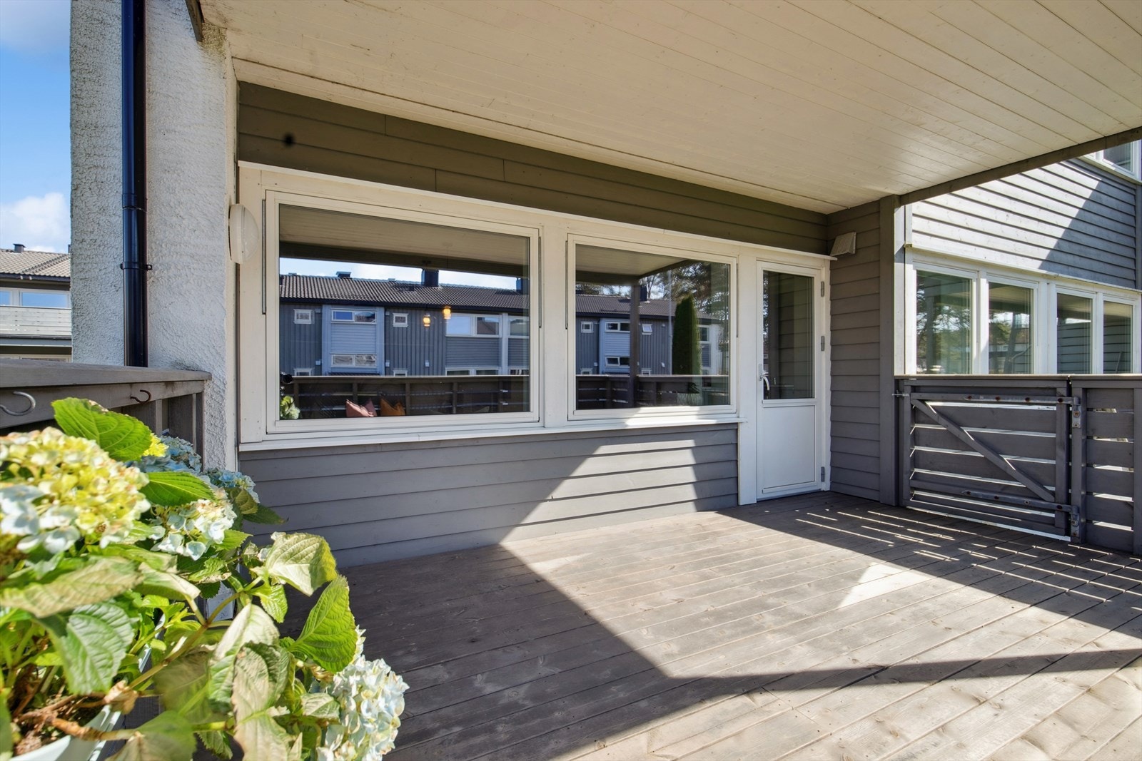 Fra stuen er det utgang til terrasse på 16 m2, med god plass til utemøbler. Galleribilde