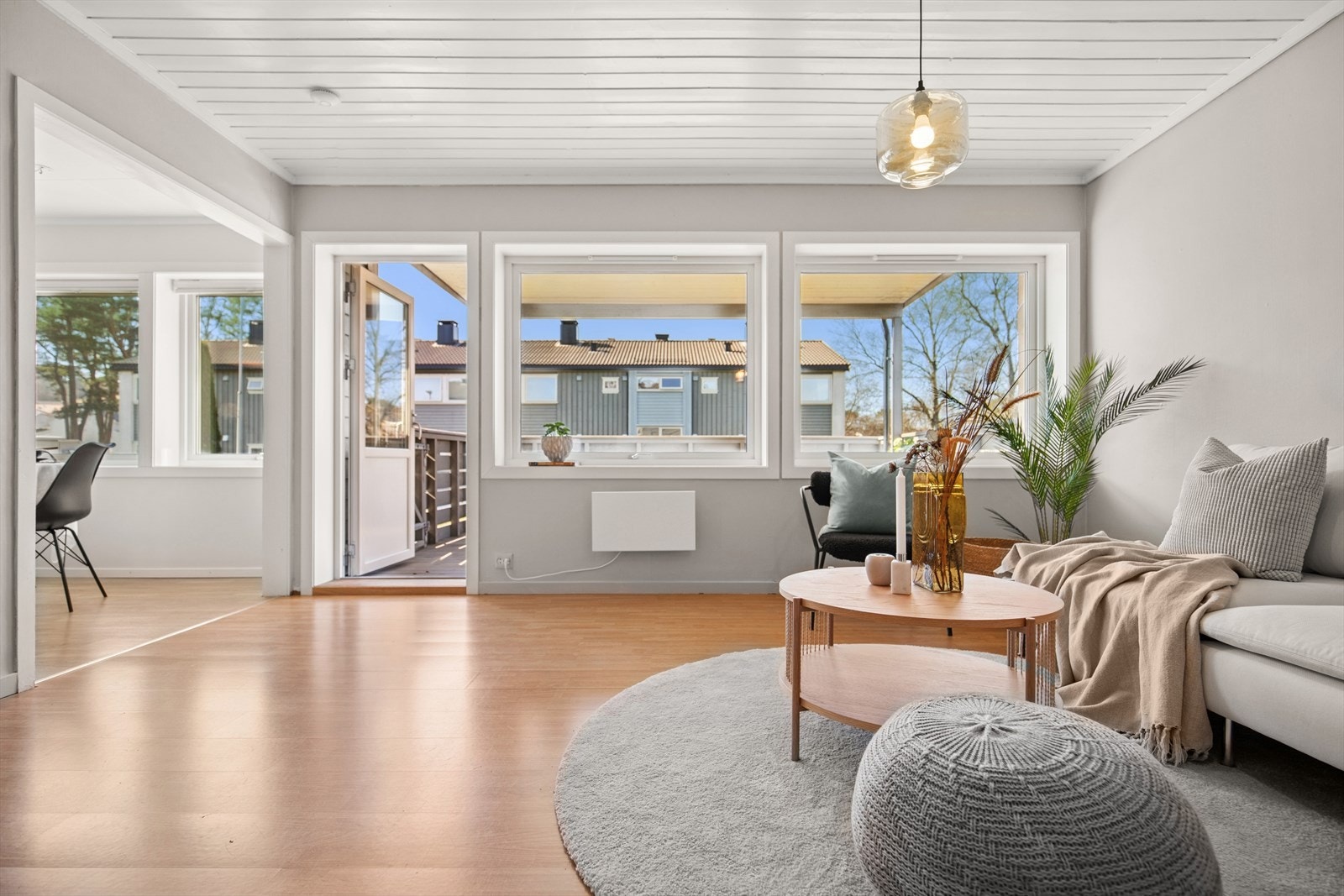 Stuen er lys og behagelig med store vinduer som slipper inn rikelig med dagslys. Galleribilde