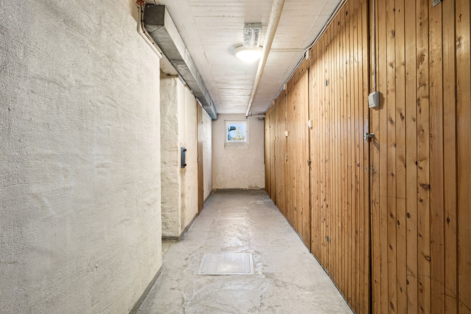 Leiligheten disponerer tre boder i fellesareal, en på loft og to i kjeller (en har stikkontakt). Galleribilde