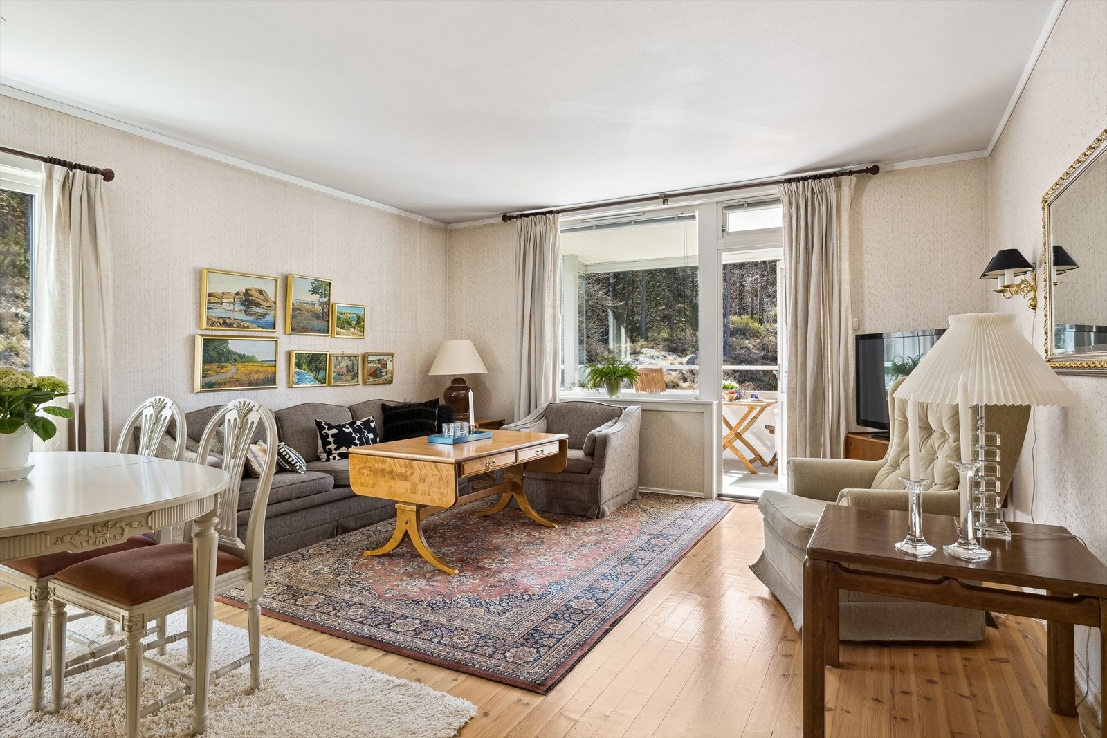 Stuen har god plass til so
fagruppe og spisebord. Galleribilde