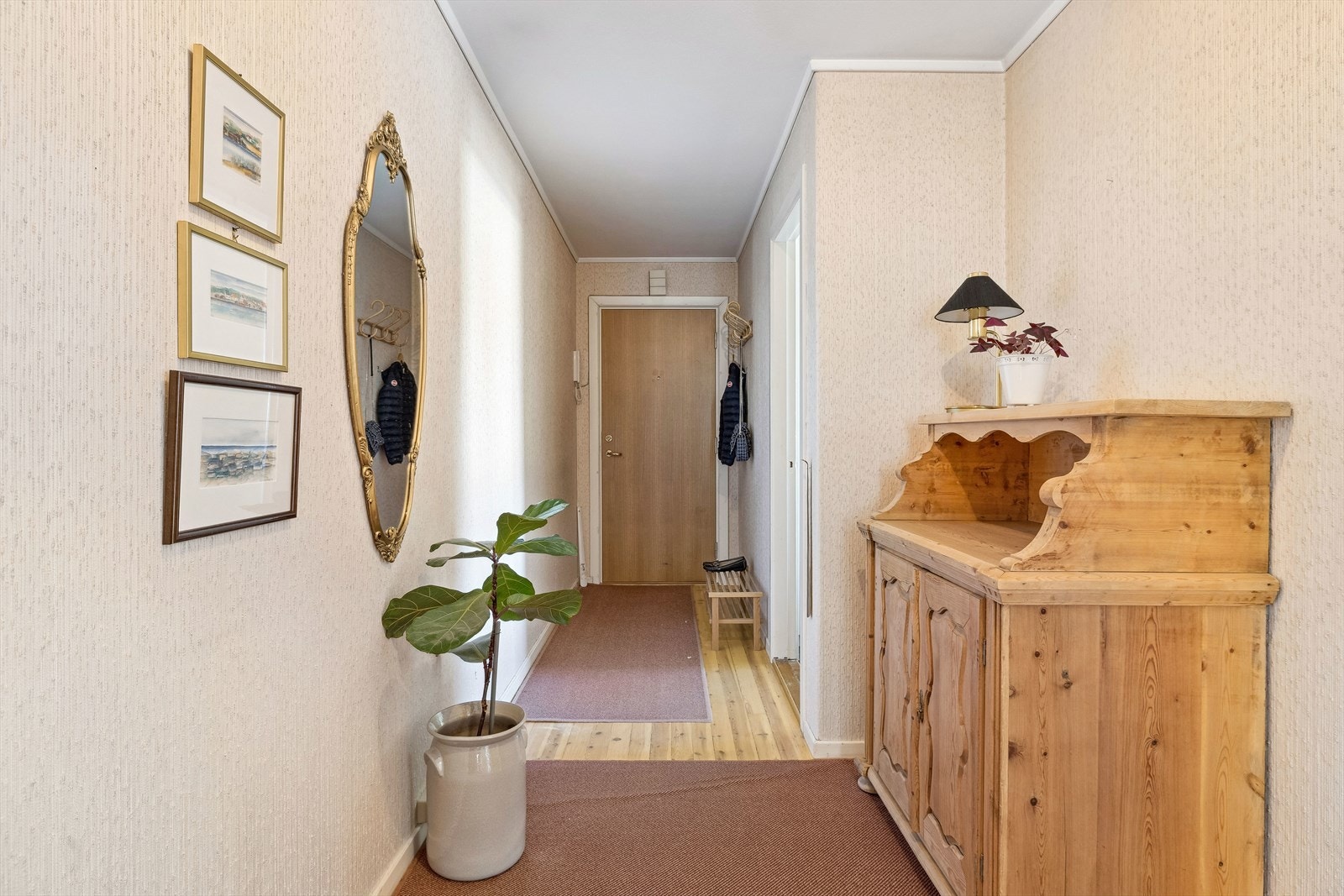 Det er plass til å henge av seg yttertøy og sette fra seg sko. Galleribilde