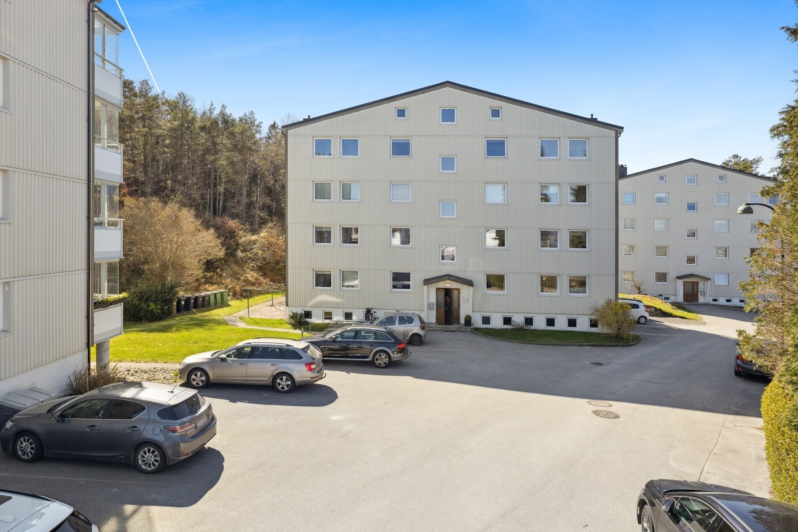 Leiligheten ligger i etablert boligområde sentralt på Eg, med nærhet til Baneheia, Galleribilde
