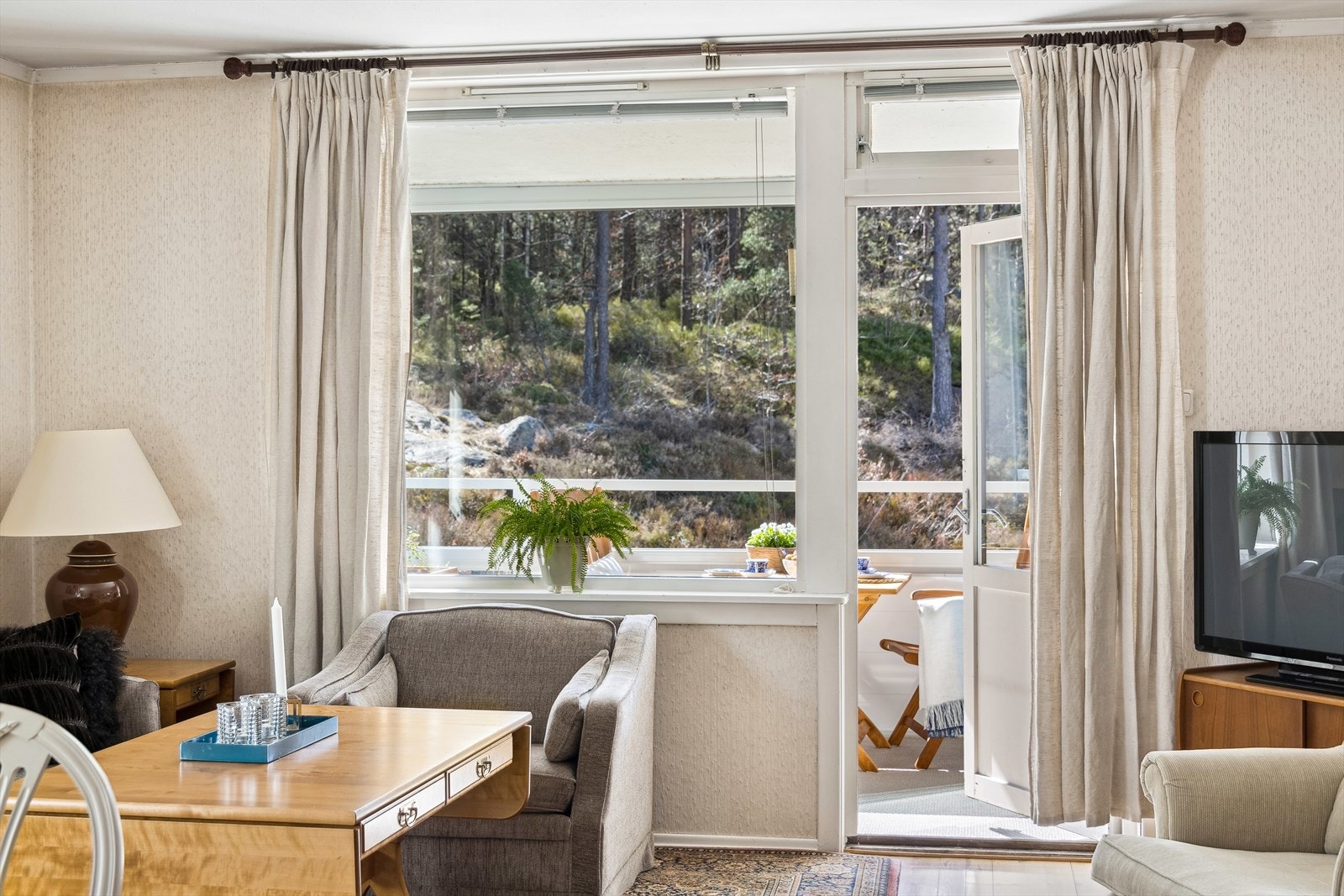 Fra stuen er det vindusflater som gir en god romfølelse. Samt utgang til lun balkong. Galleribilde