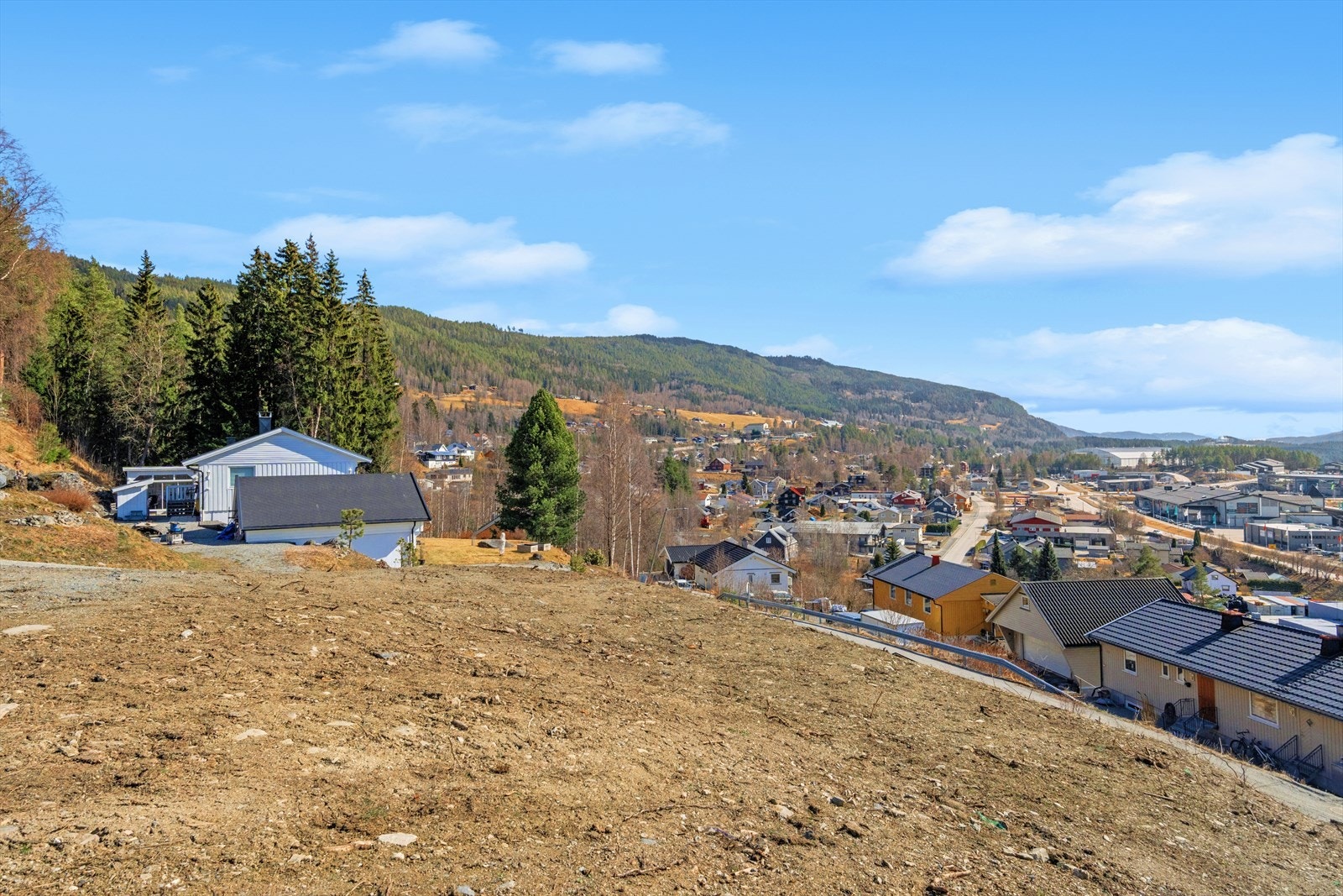 Tomten er på rett over 1 mål, i skrånende utforming, og ligger flott til med solrik beliggenhet, ca. 395 moh med fri utsikt nedover mot Leira sentrum. Galleribilde