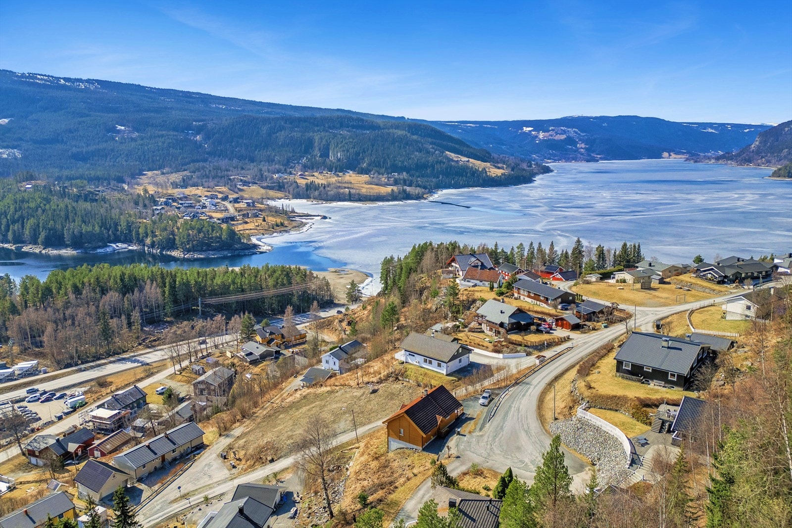 Tomten ligger i et barnevennlig og veletablert boligfelt på Leira. Fra tomten er det kort gangavstand, ca. 850 m, til alt Leira har å by på. Galleribilde