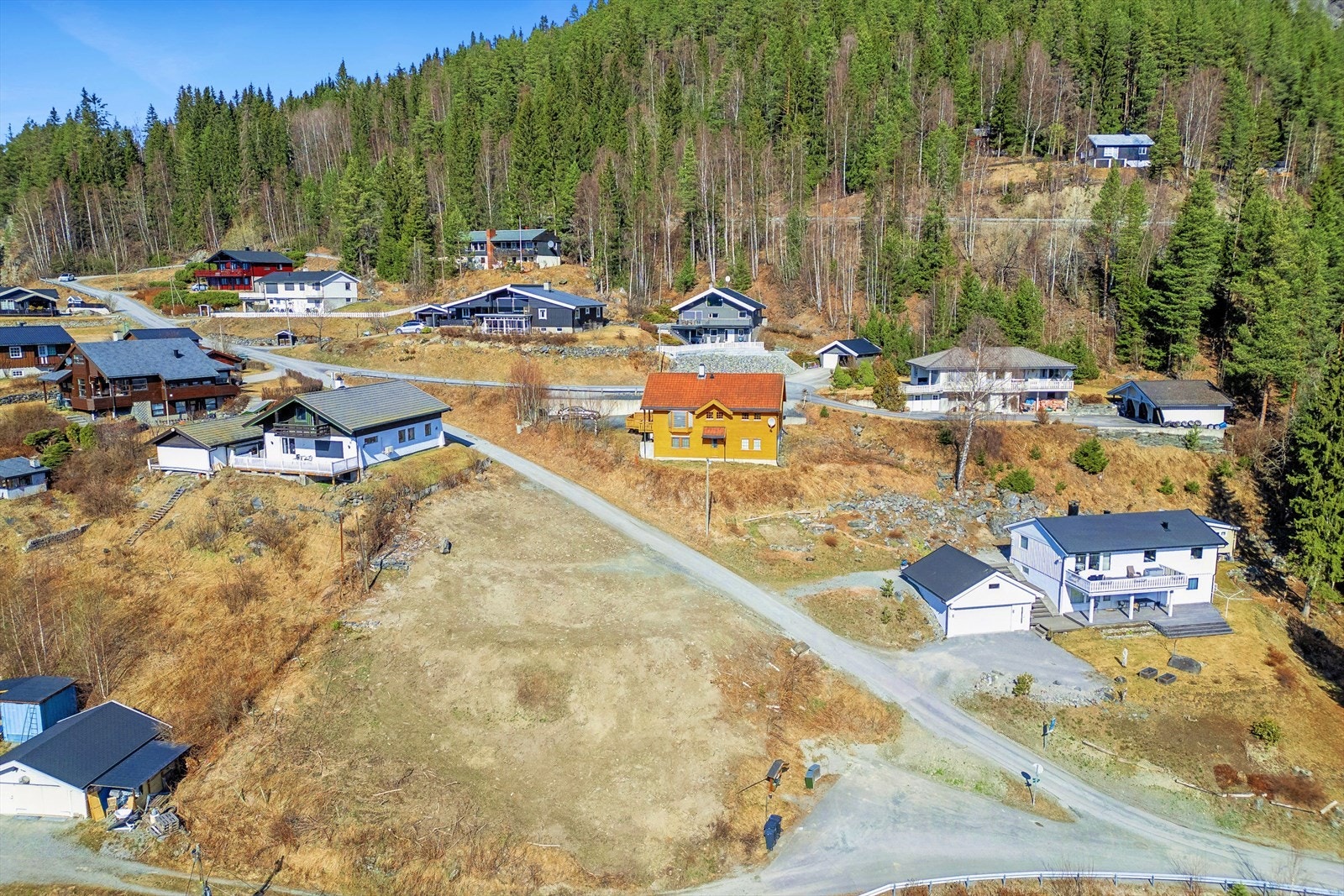 Det er utført planeringsarbeider av selger, men kjøper må påregne videre opparbeidelse av tomten inkludert vei inn på tomten og innføring av vann, avløp og strøm. Galleribilde